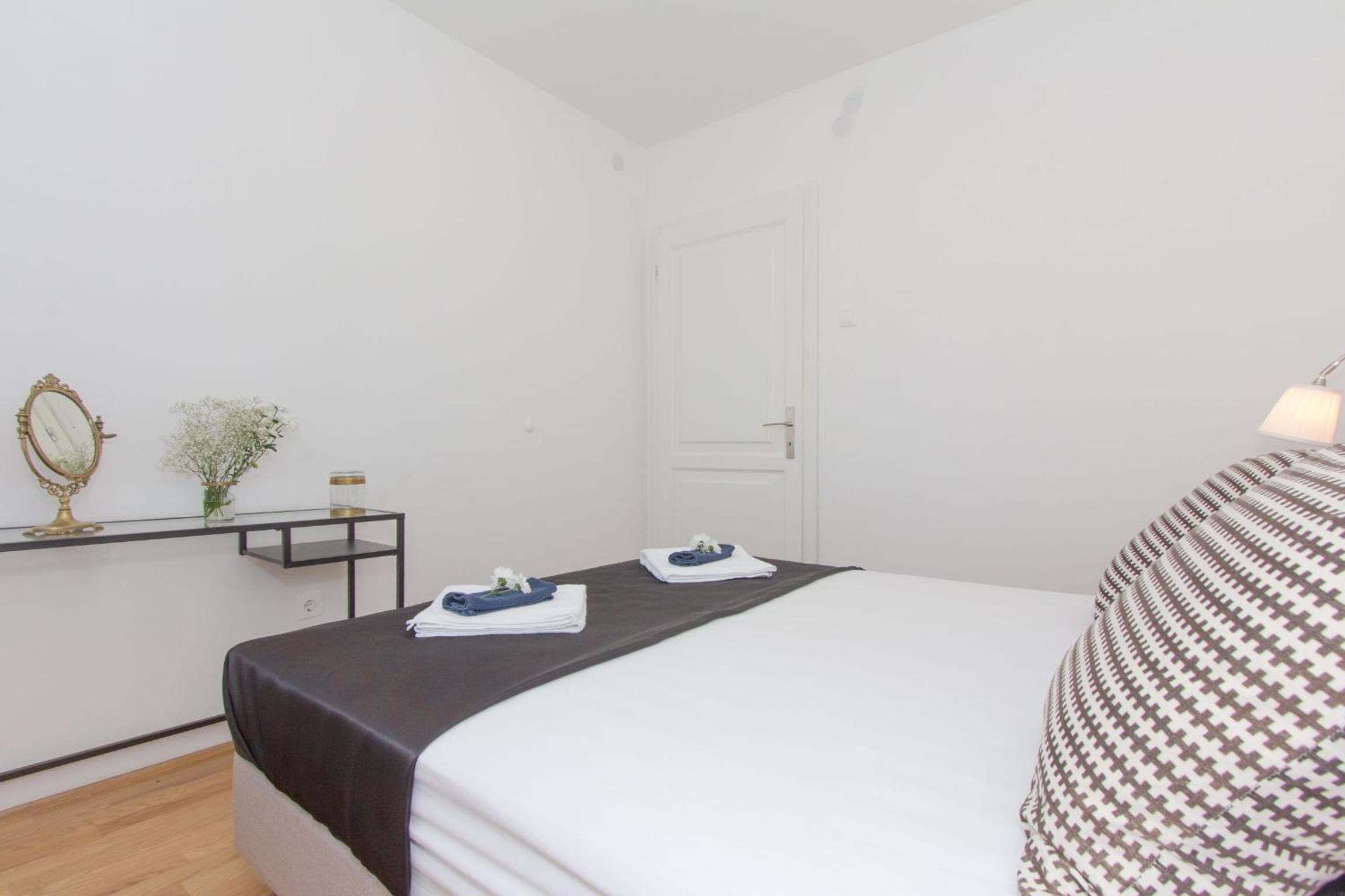Three-Bedroom Apartment with Sea View - Photo 23