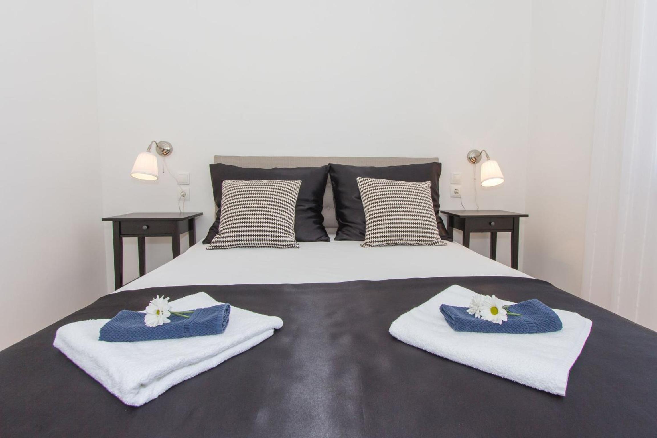 Three-Bedroom Apartment with Sea View - Photo 25