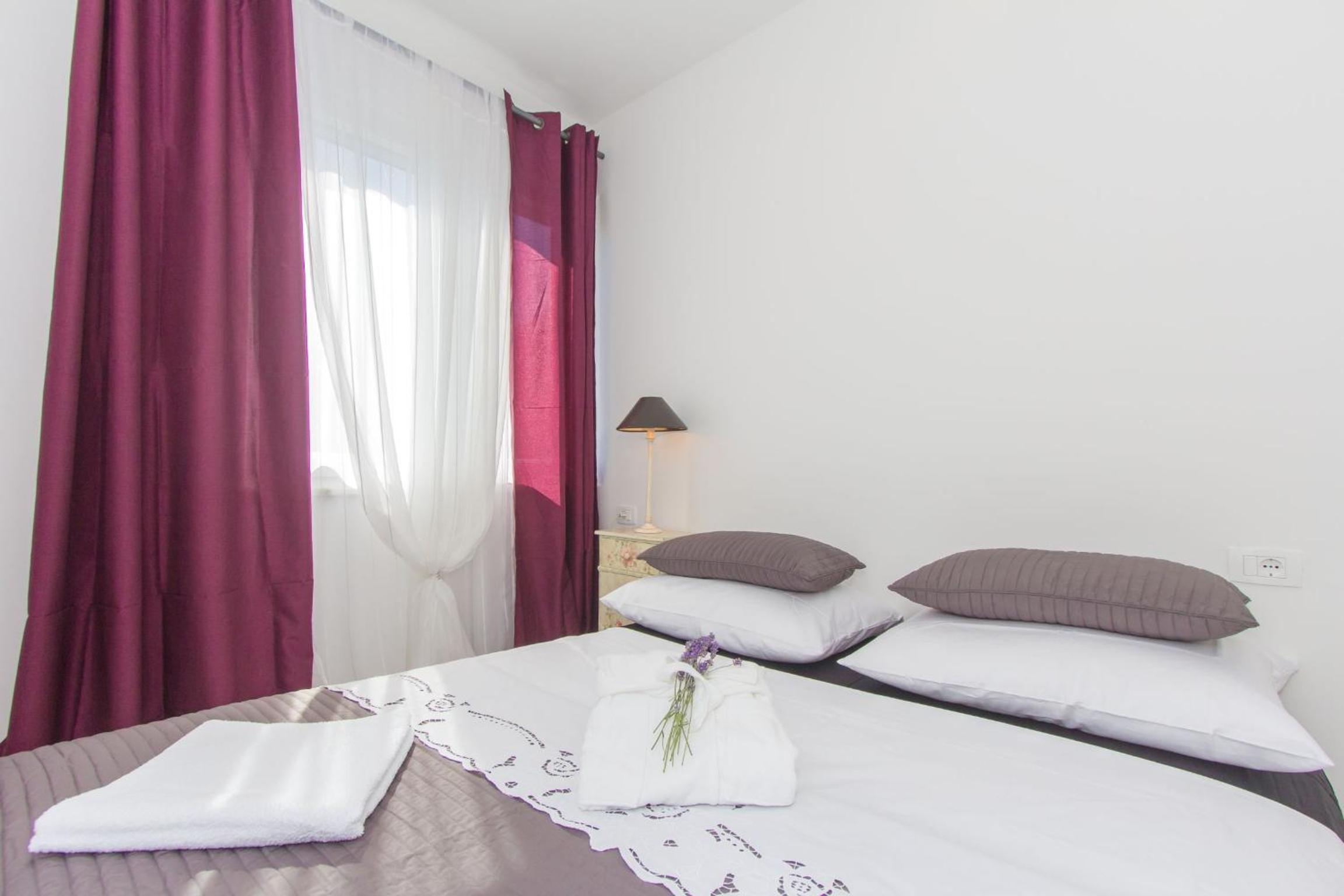 Three-Bedroom Apartment with Sea View - Photo 3