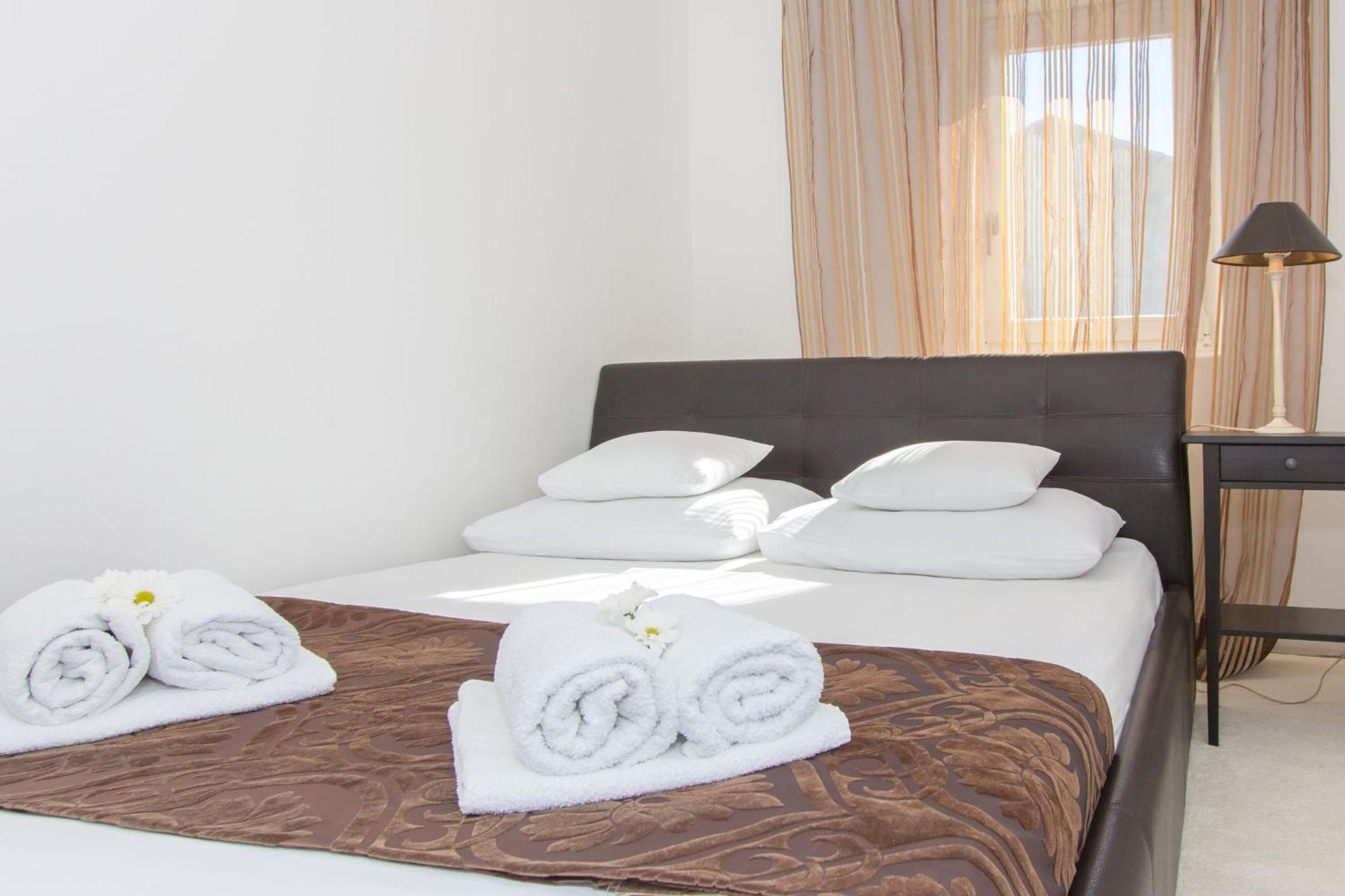 Three-Bedroom Apartment with Sea View - Photo 7