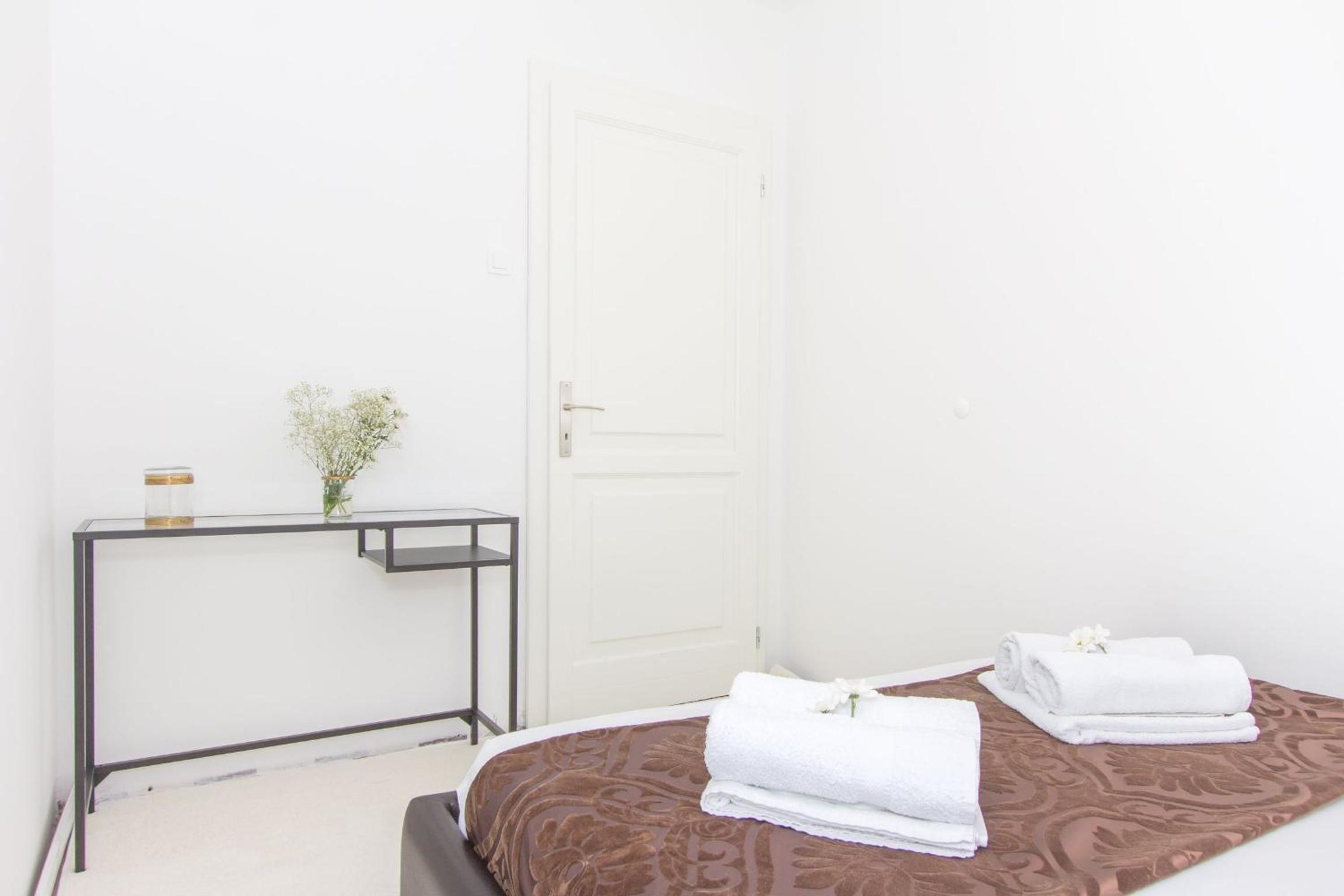 Three-Bedroom Apartment with Sea View - Photo 6