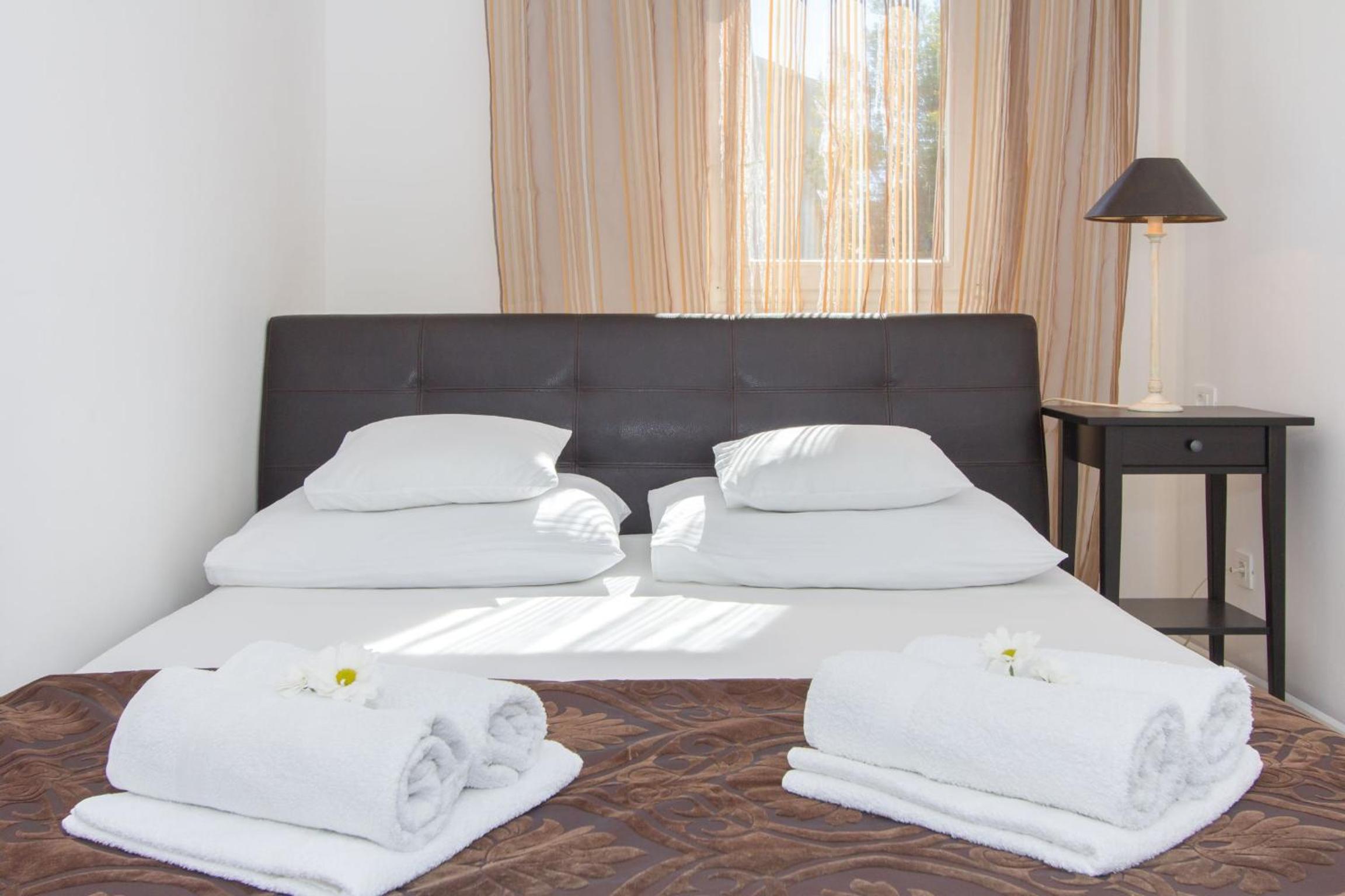 Three-Bedroom Apartment with Sea View - Photo 5