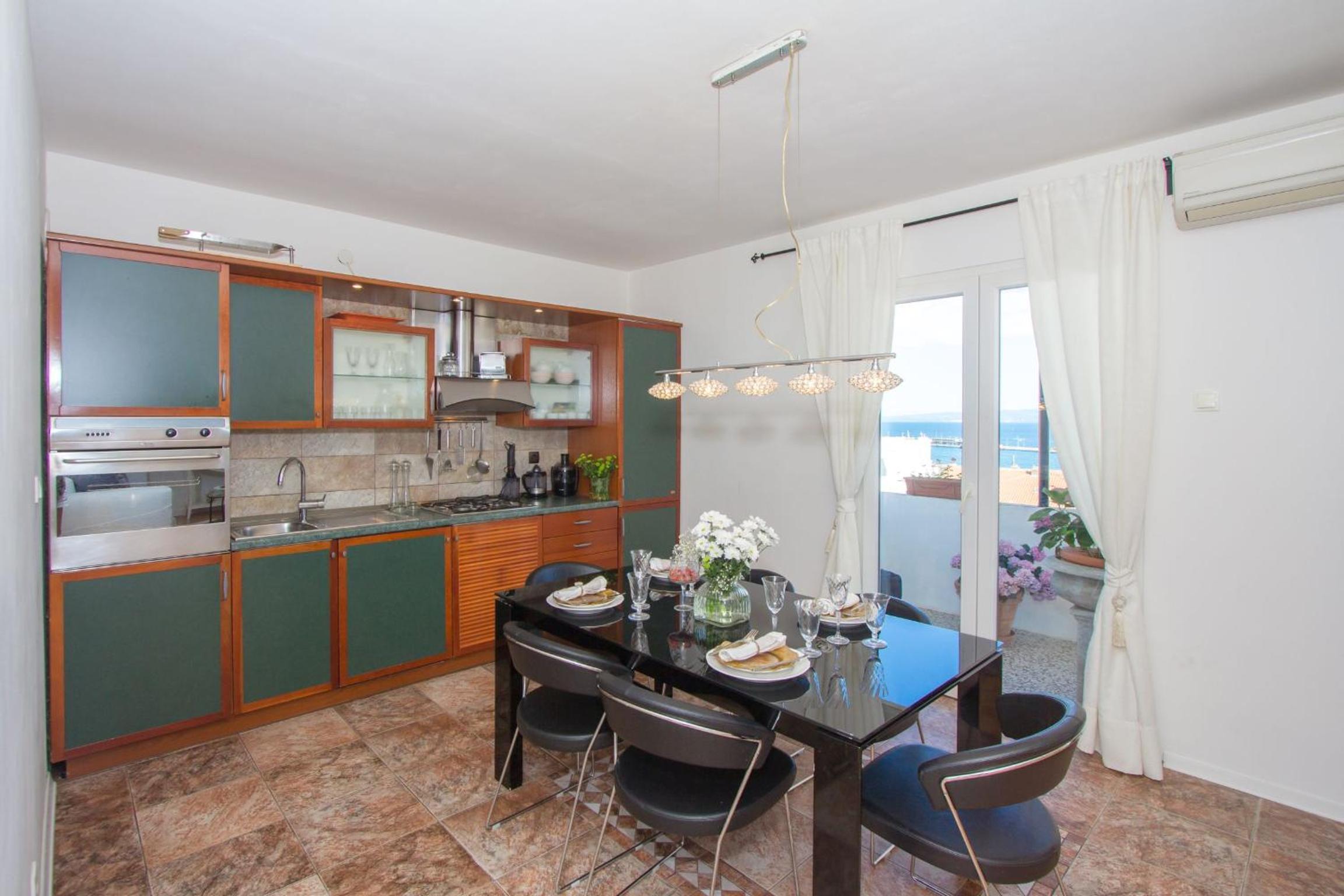 Three-Bedroom Apartment with Sea View - Photo 27
