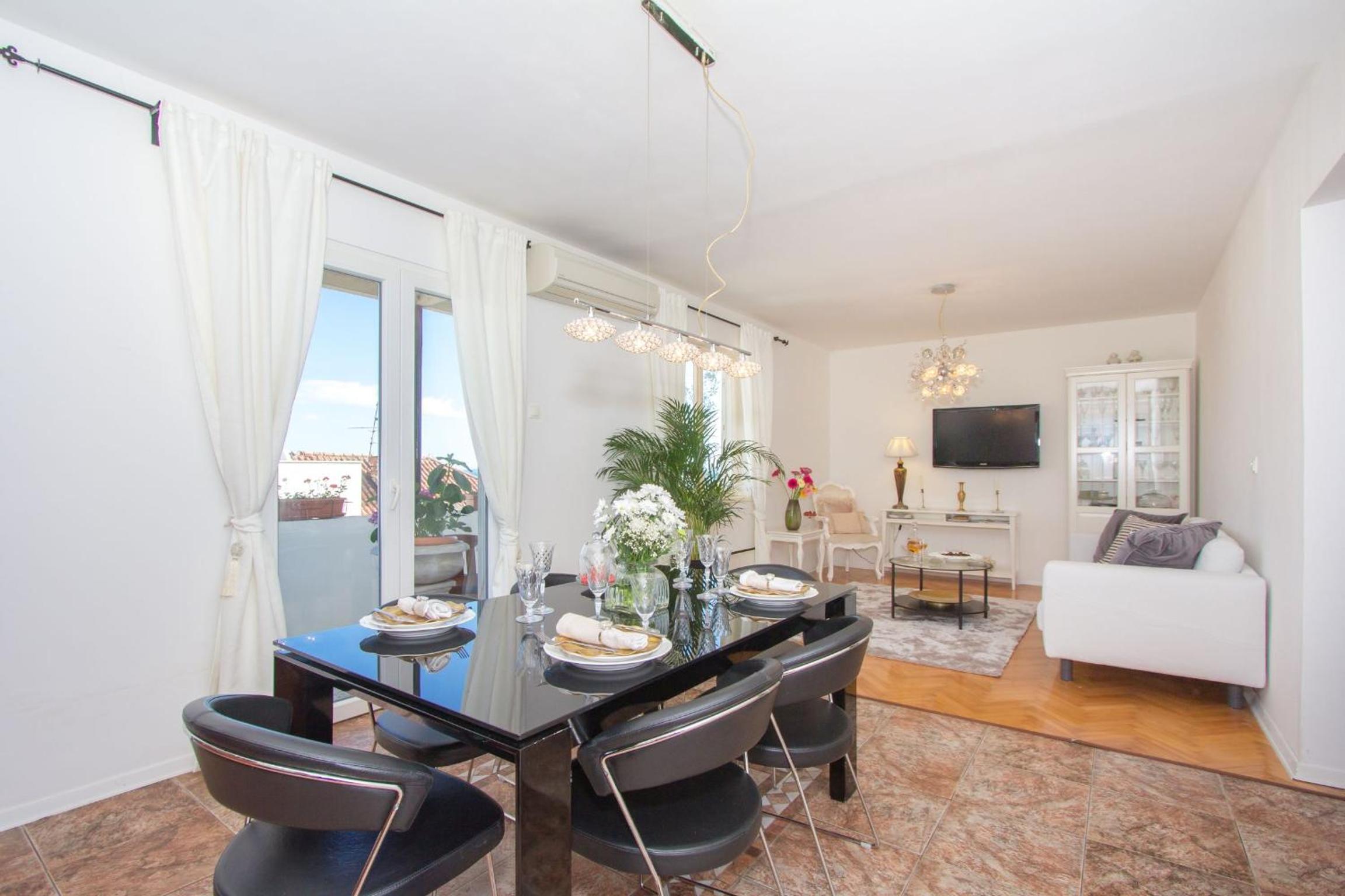 Three-Bedroom Apartment with Sea View - Photo 2