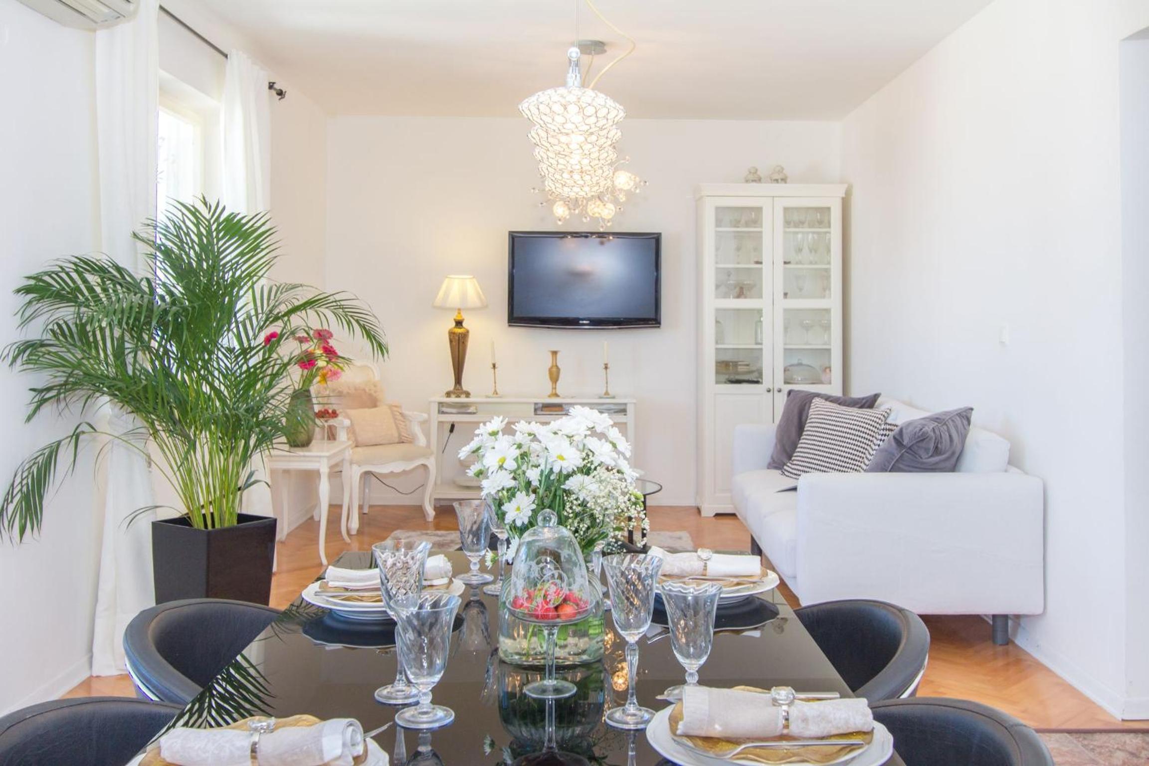 Three-Bedroom Apartment with Sea View - Photo 8