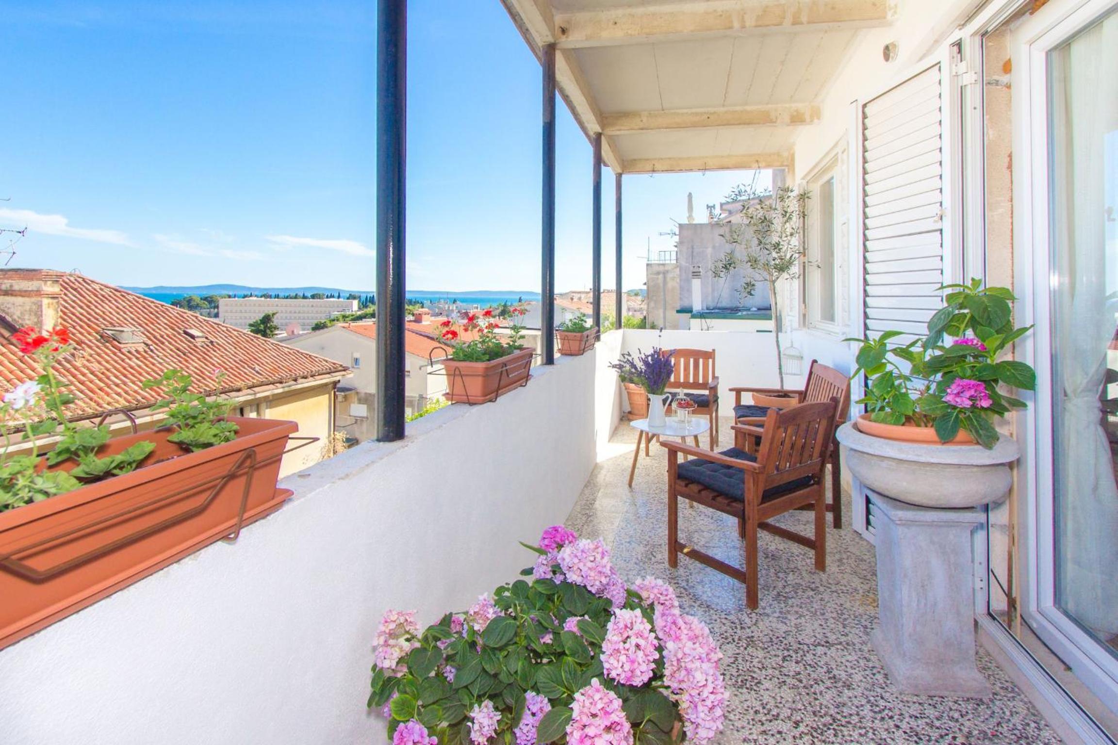 Three-Bedroom Apartment with Sea View - Photo 34