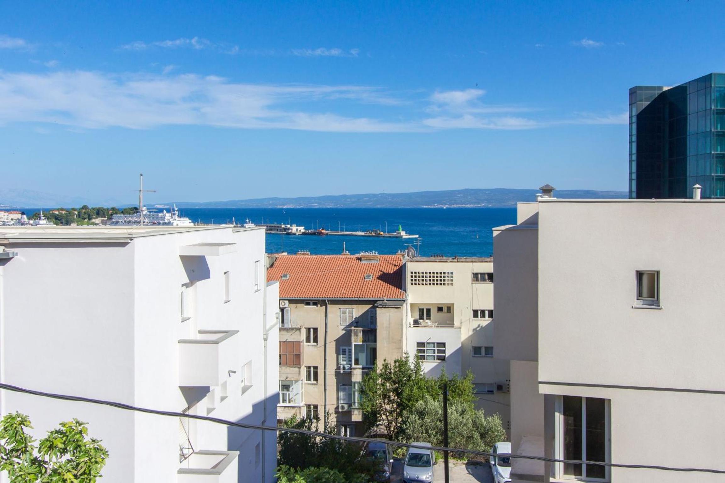 Three-Bedroom Apartment with Sea View - Photo 31