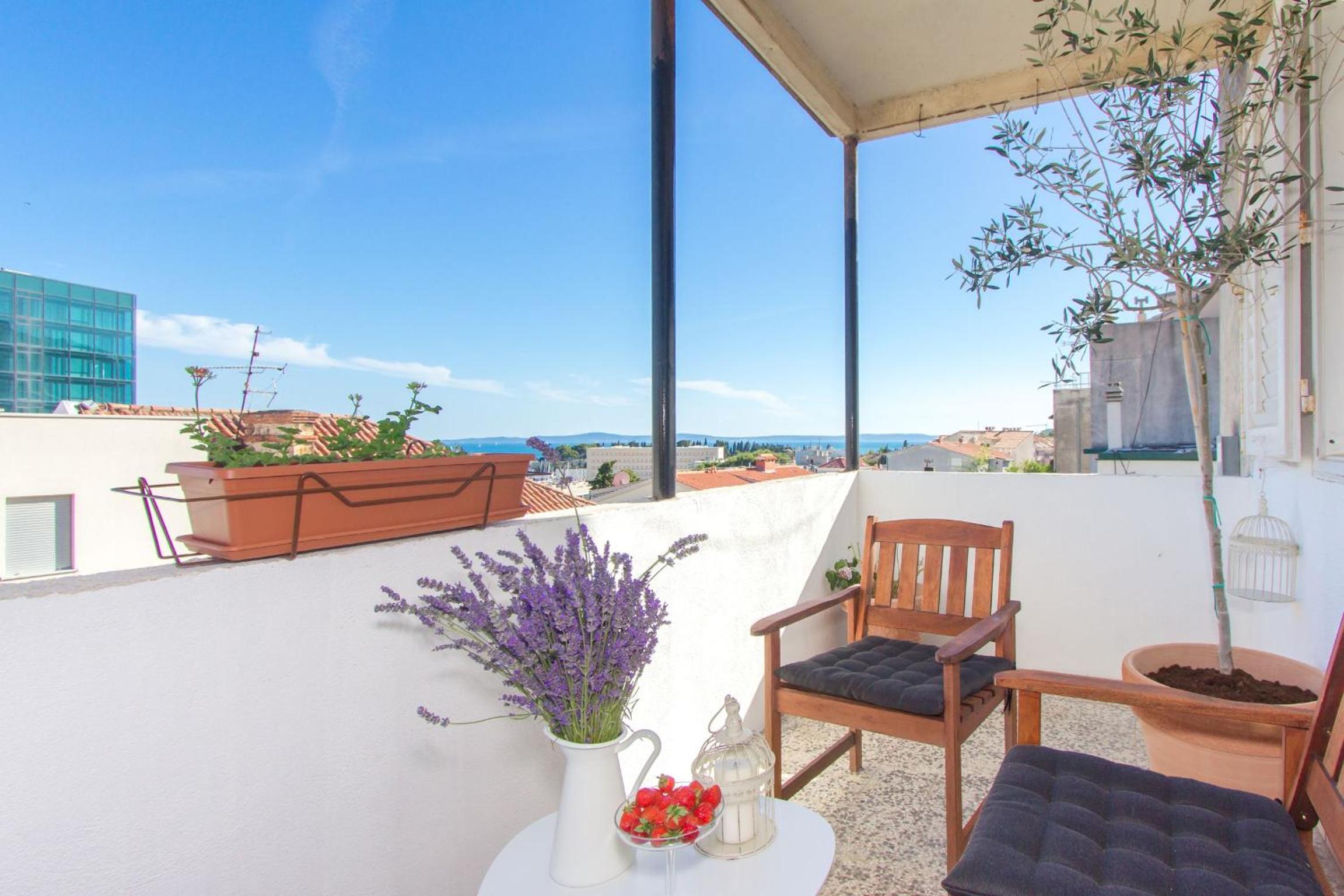 Three-Bedroom Apartment with Sea View - Photo 10