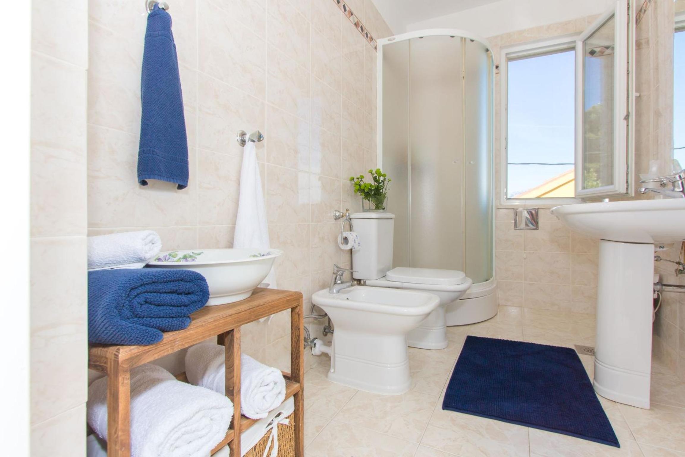Three-Bedroom Apartment with Sea View - Photo 12