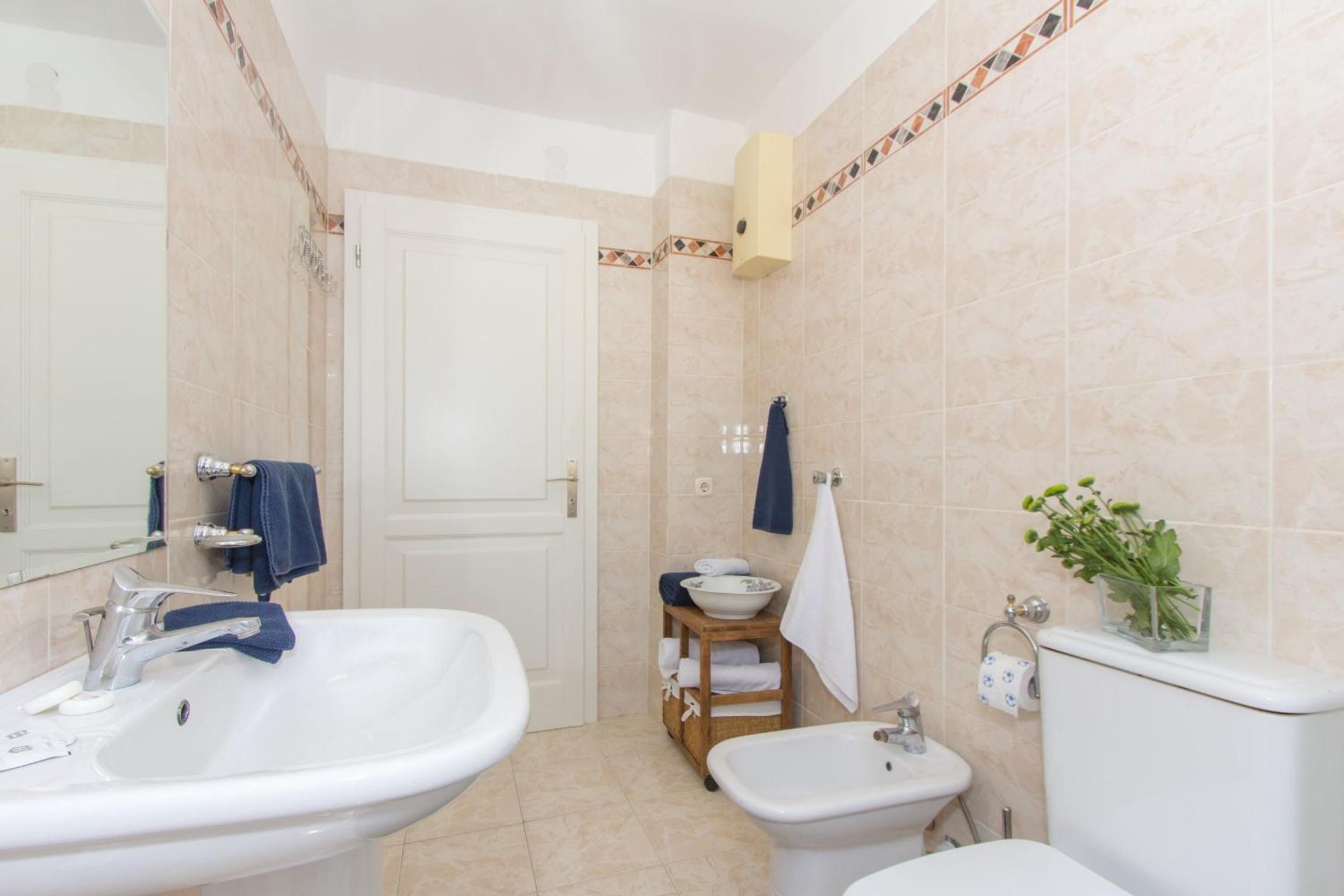 Three-Bedroom Apartment with Sea View - Photo 13
