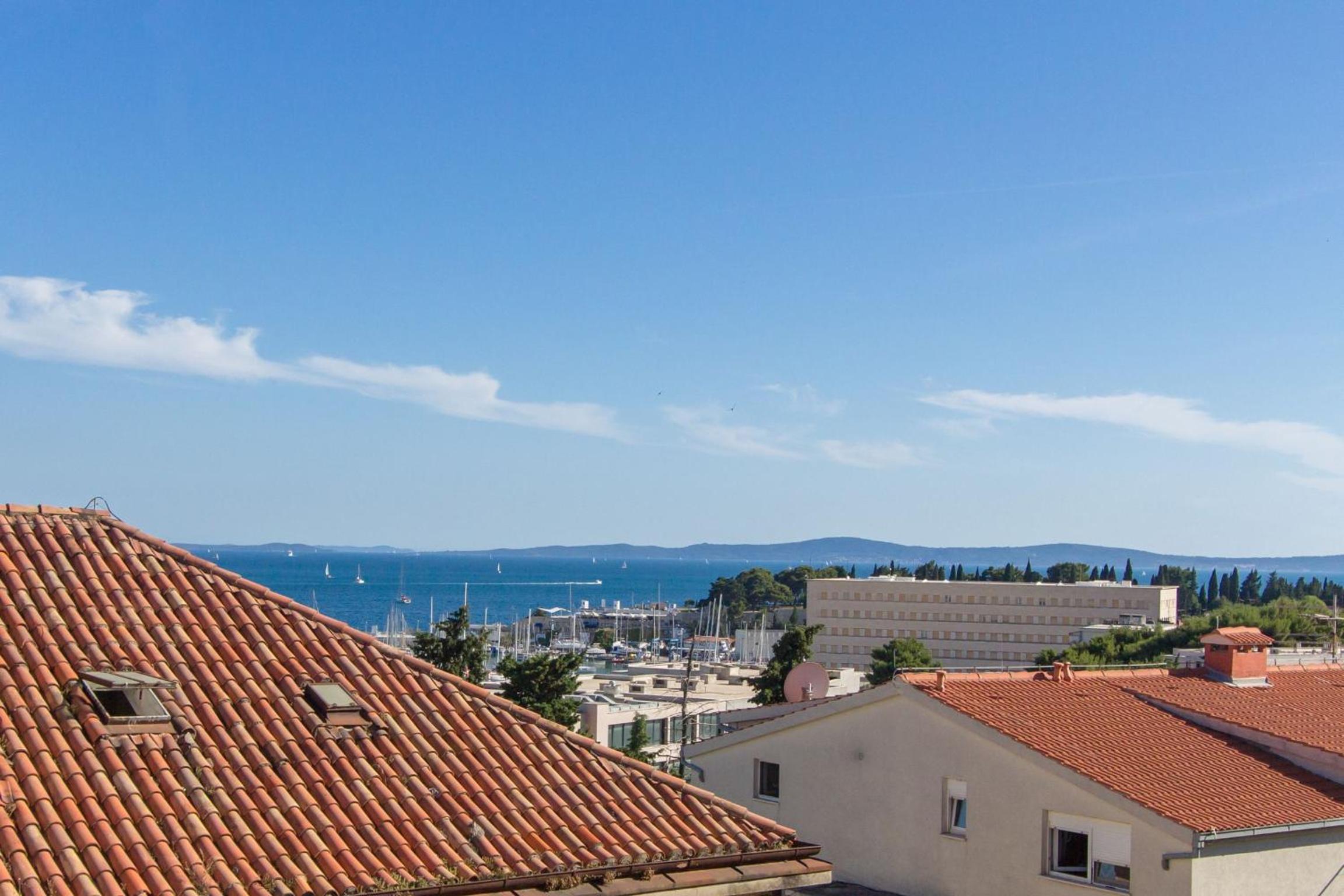Three-Bedroom Apartment with Sea View - Photo 32