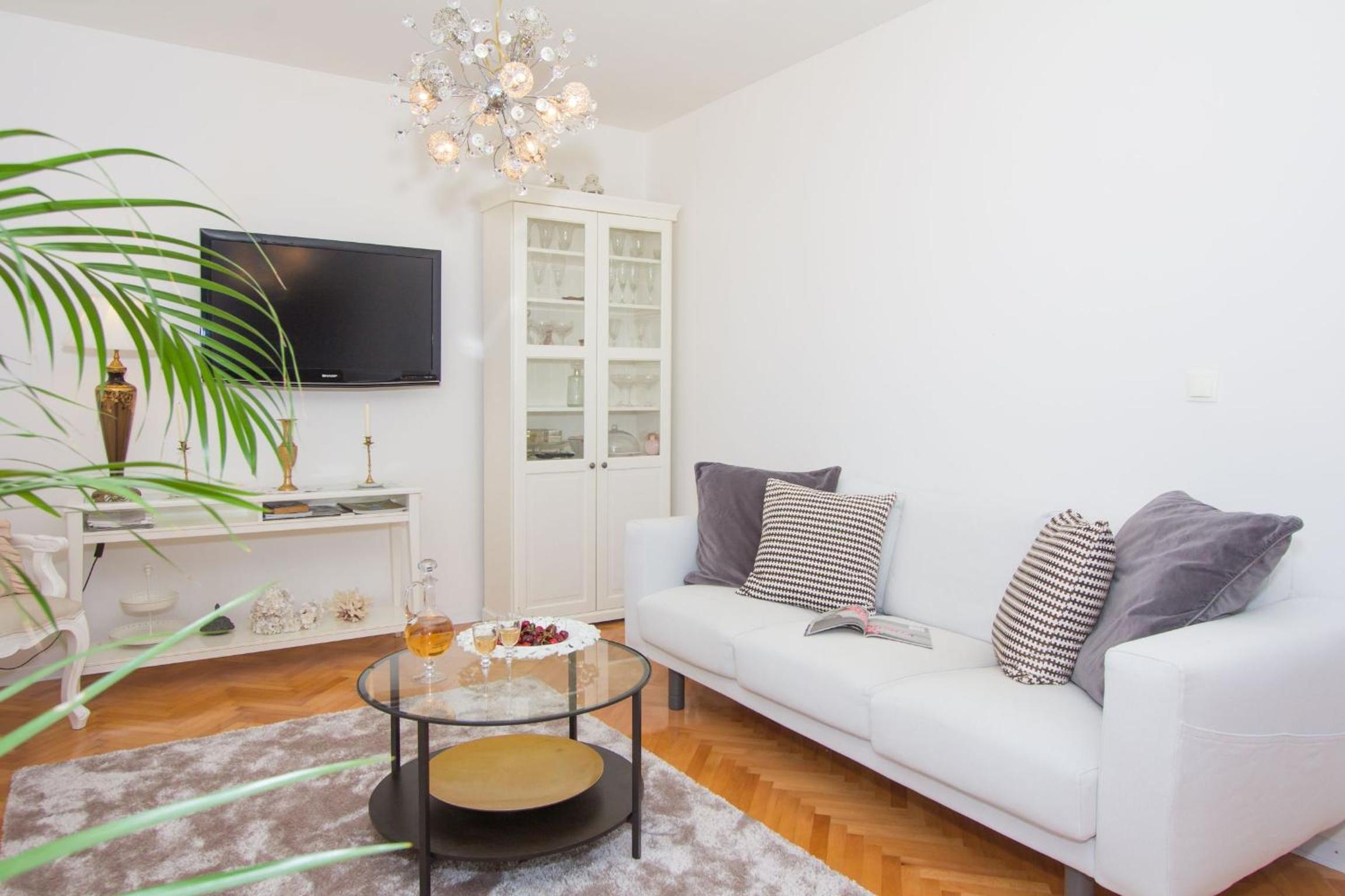 Three-Bedroom Apartment with Sea View - Photo 16
