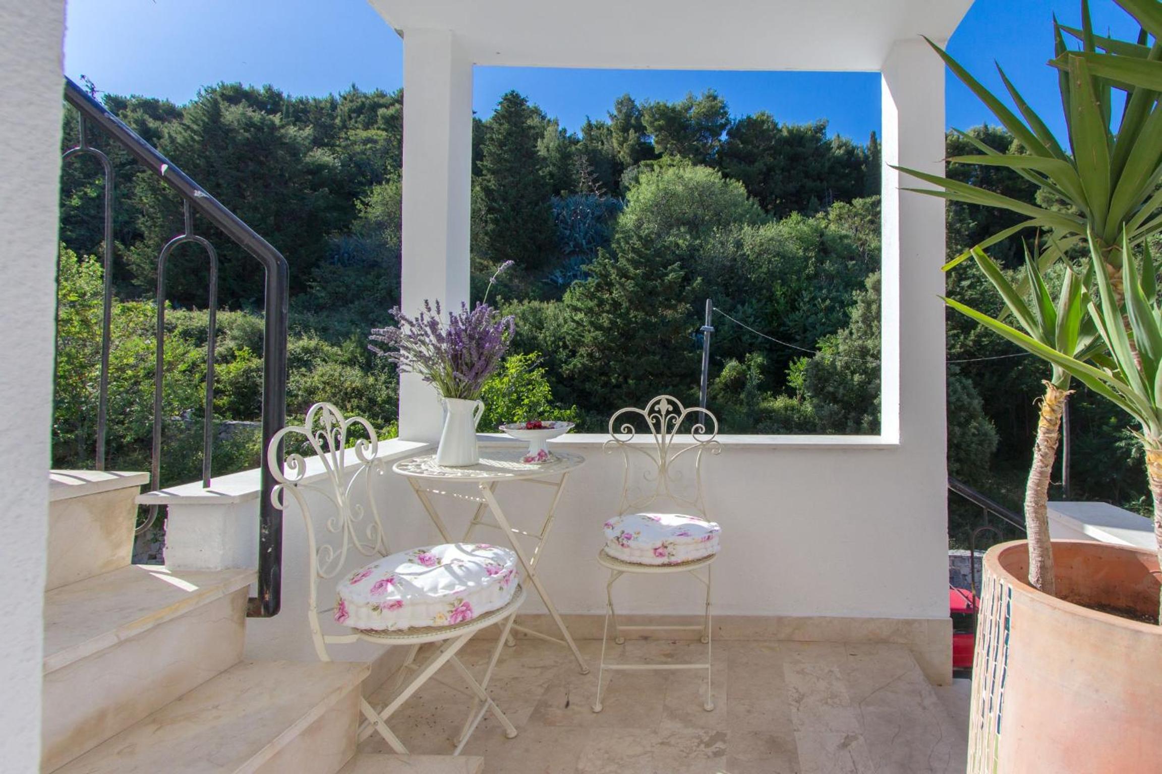 Three-Bedroom Apartment with Sea View - Photo 29