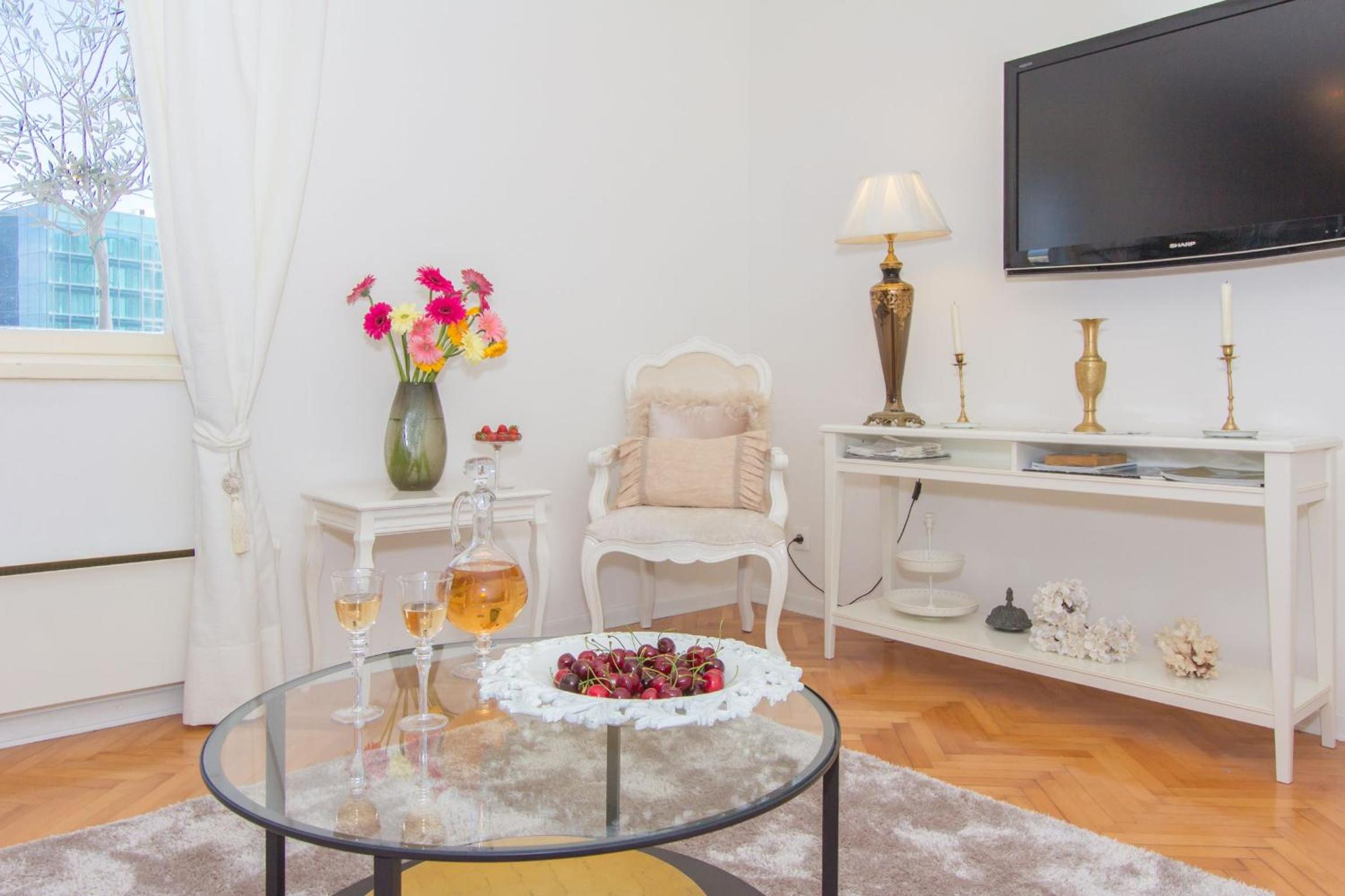 Three-Bedroom Apartment with Sea View - Photo 17