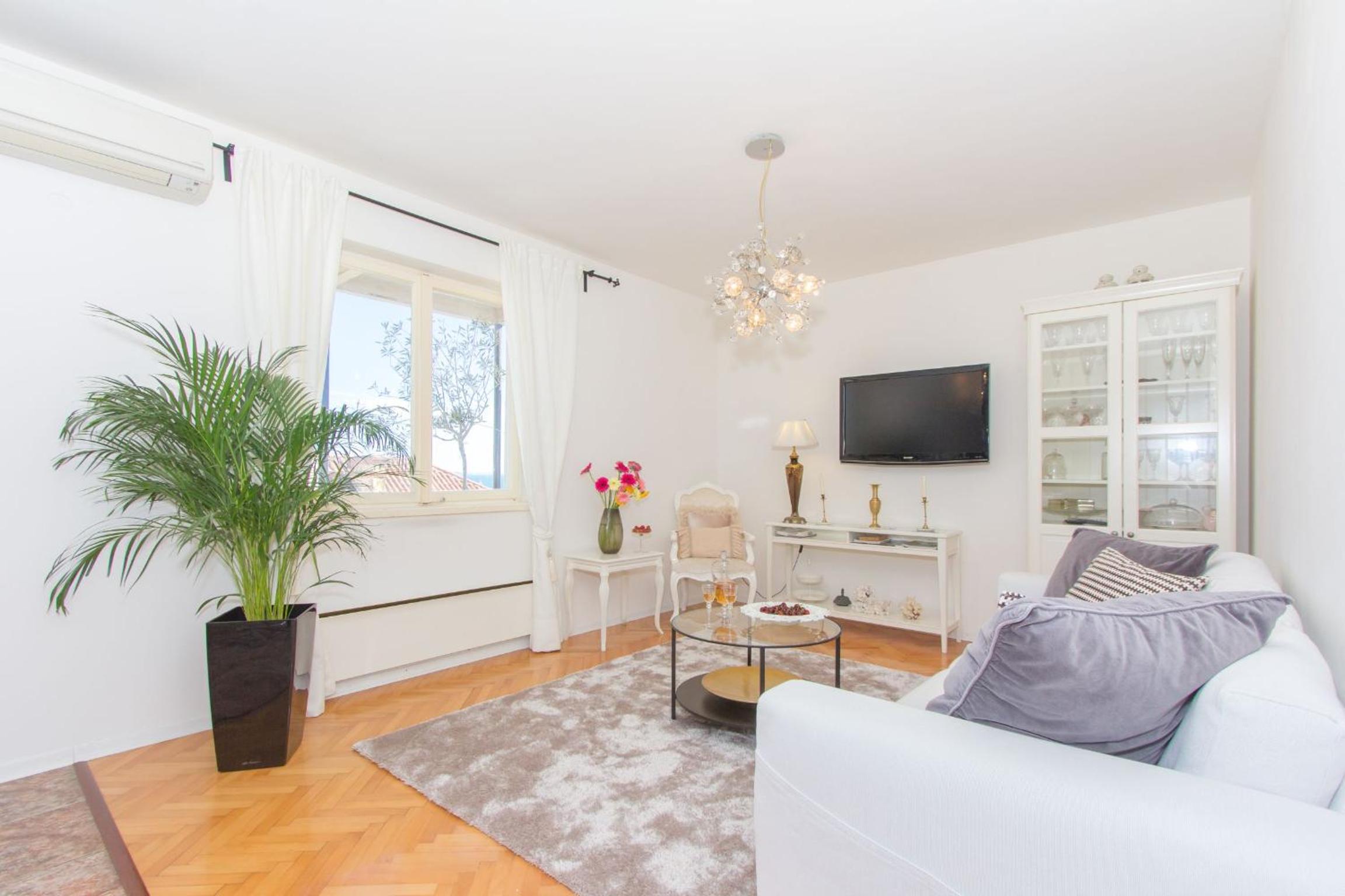 Three-Bedroom Apartment with Sea View - Photo 18