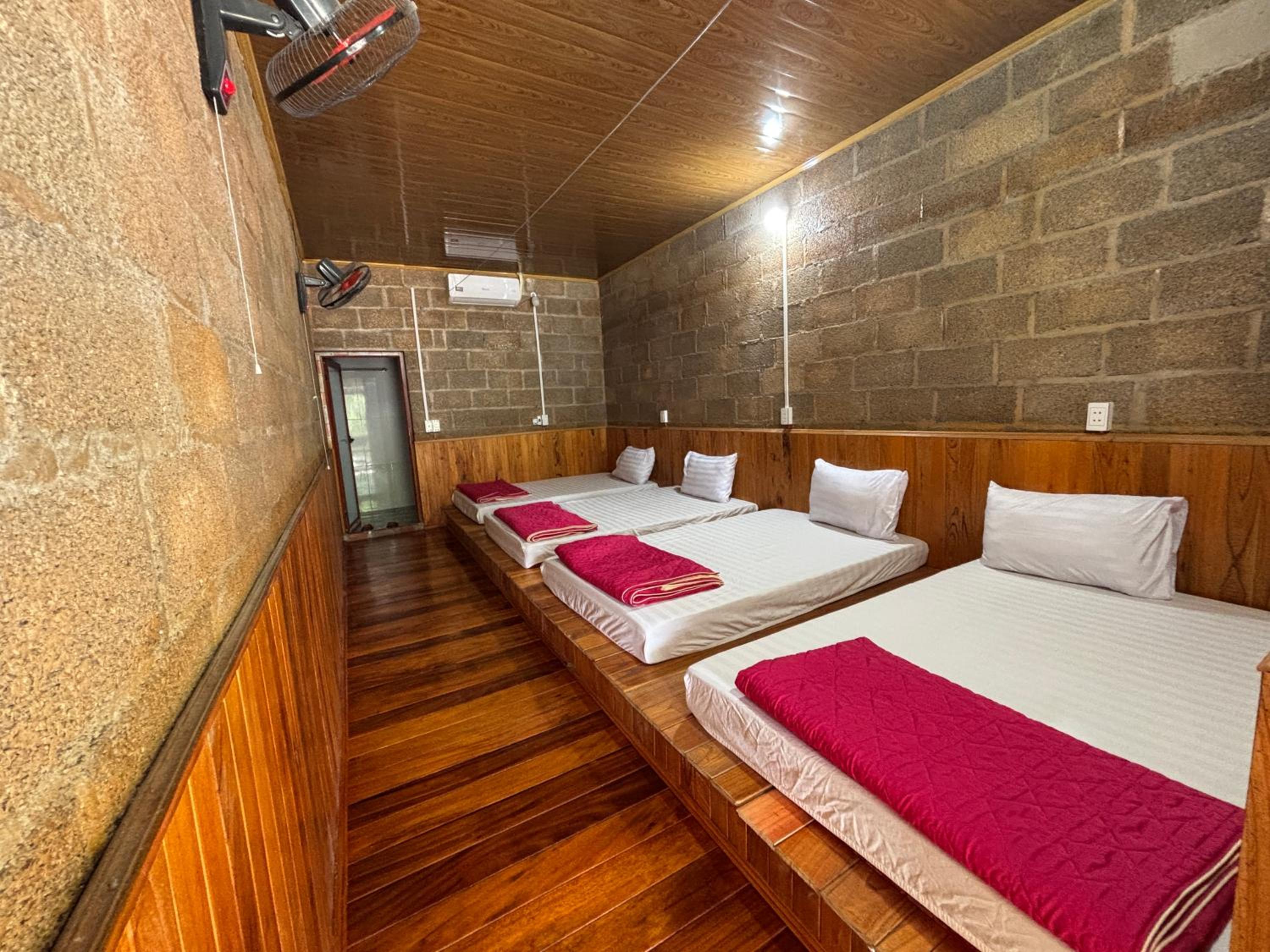 Quadruple Room with Private Bathroom photo 1