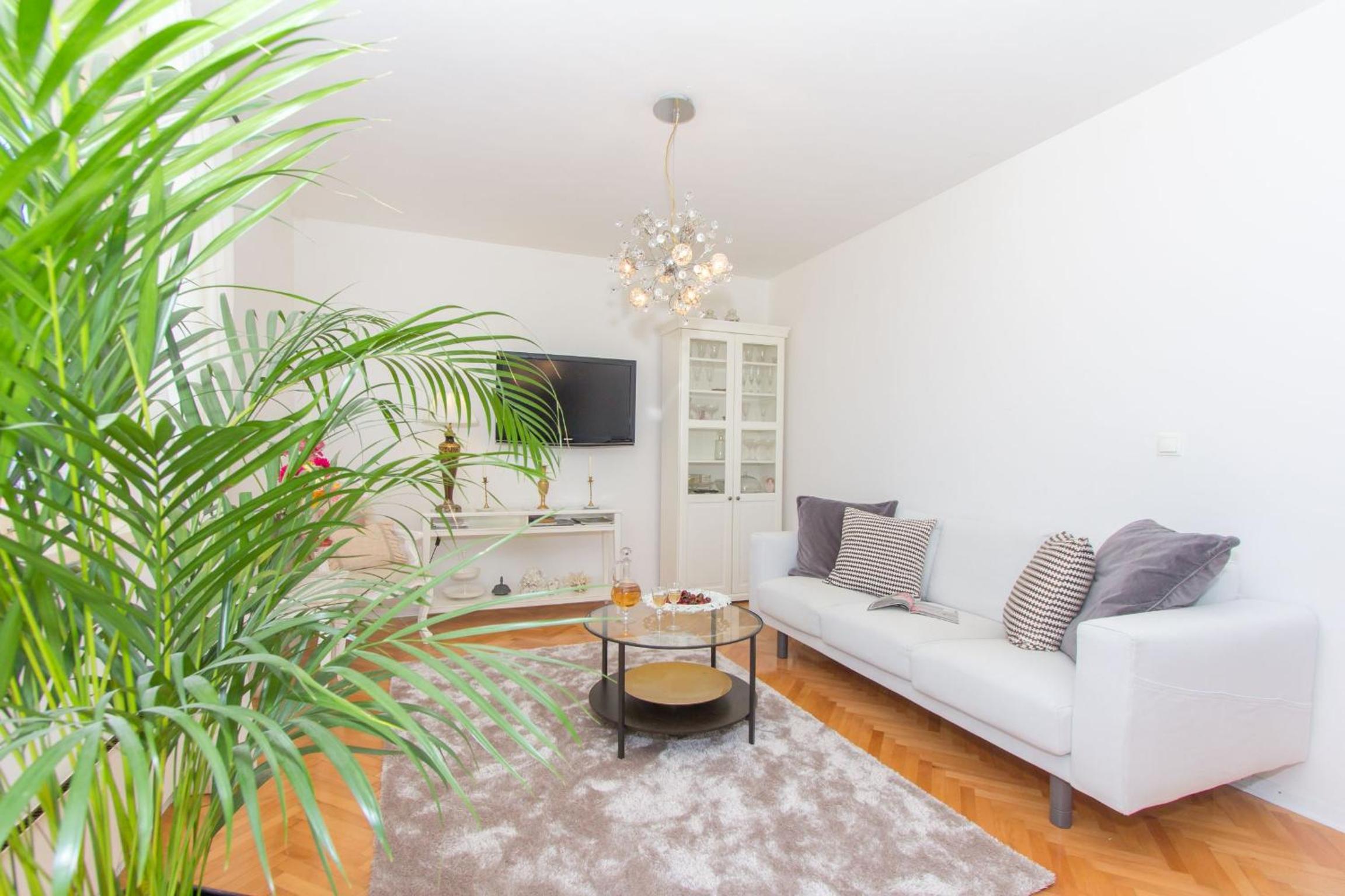 Three-Bedroom Apartment with Sea View - Photo 1