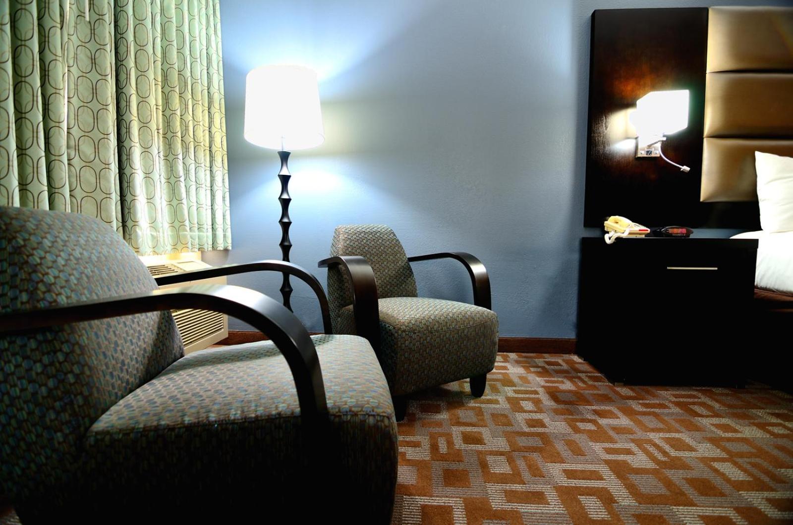 Deluxe King Suite - Non-Smoking - Photo 4