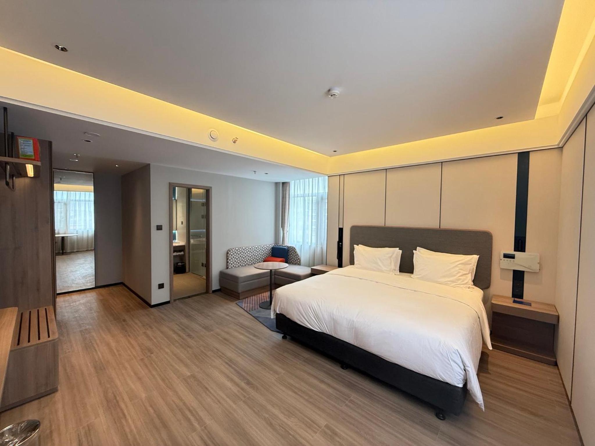 One-Bedroom King Suite - Photo 2