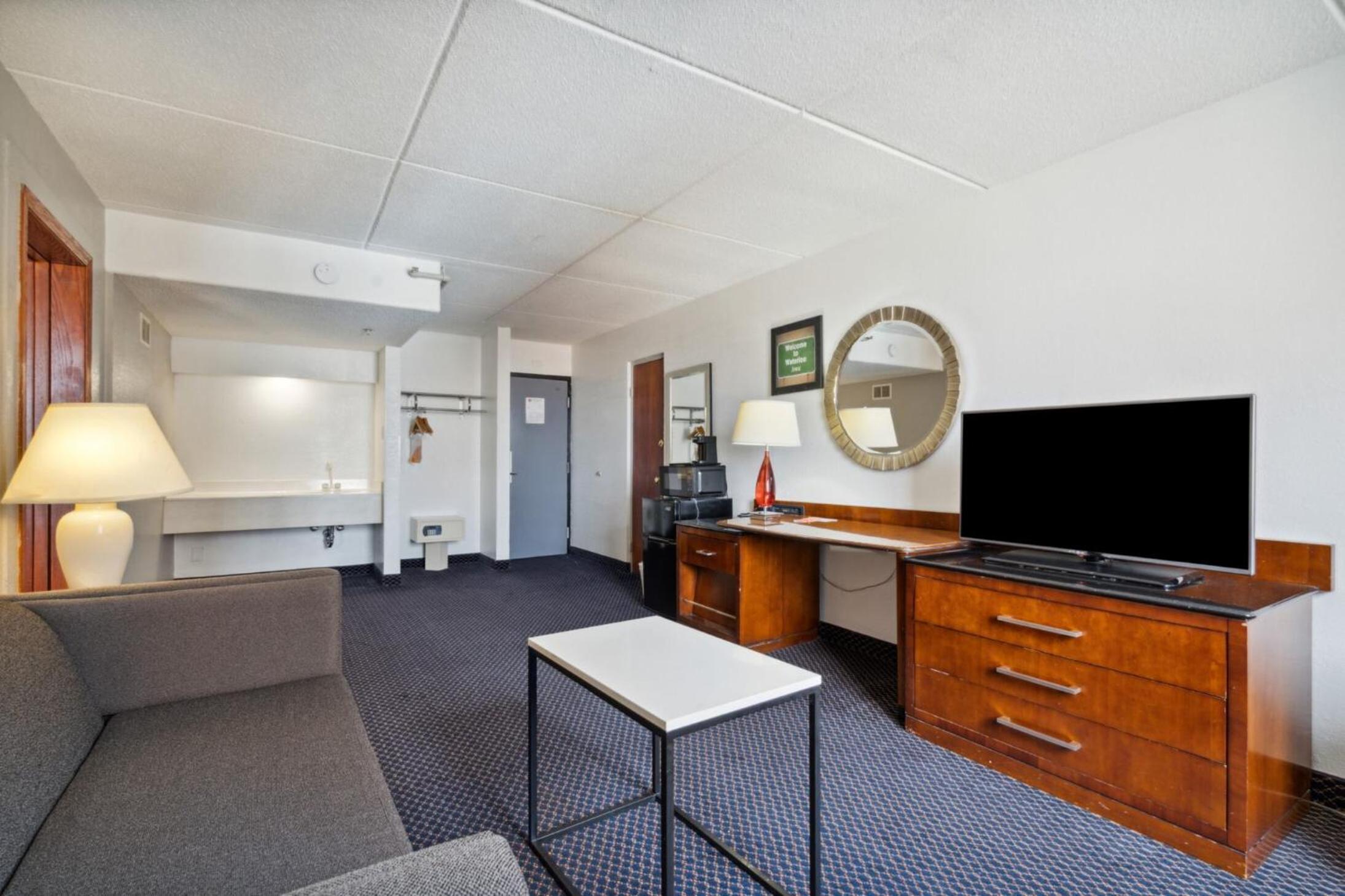 King Suite - Non-Smoking - Photo 7
