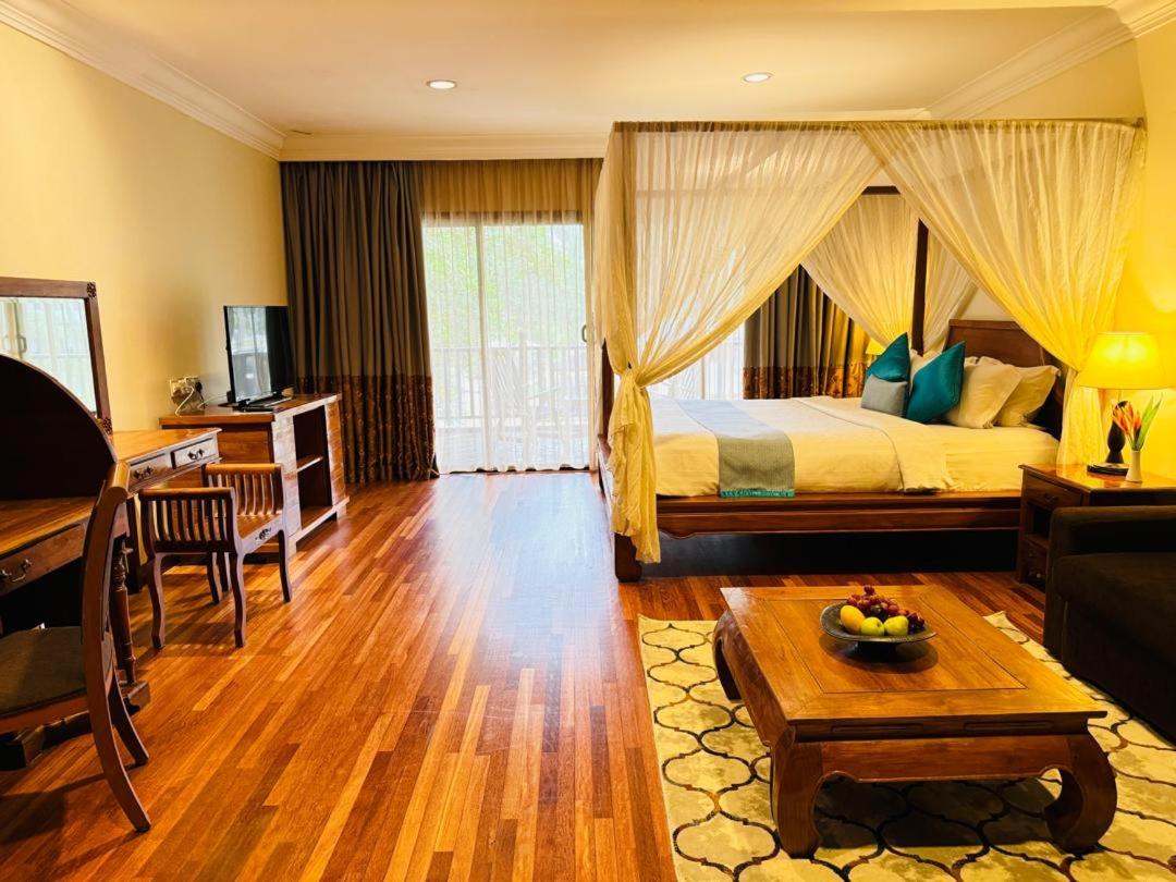 Deluxe King Room Pool View