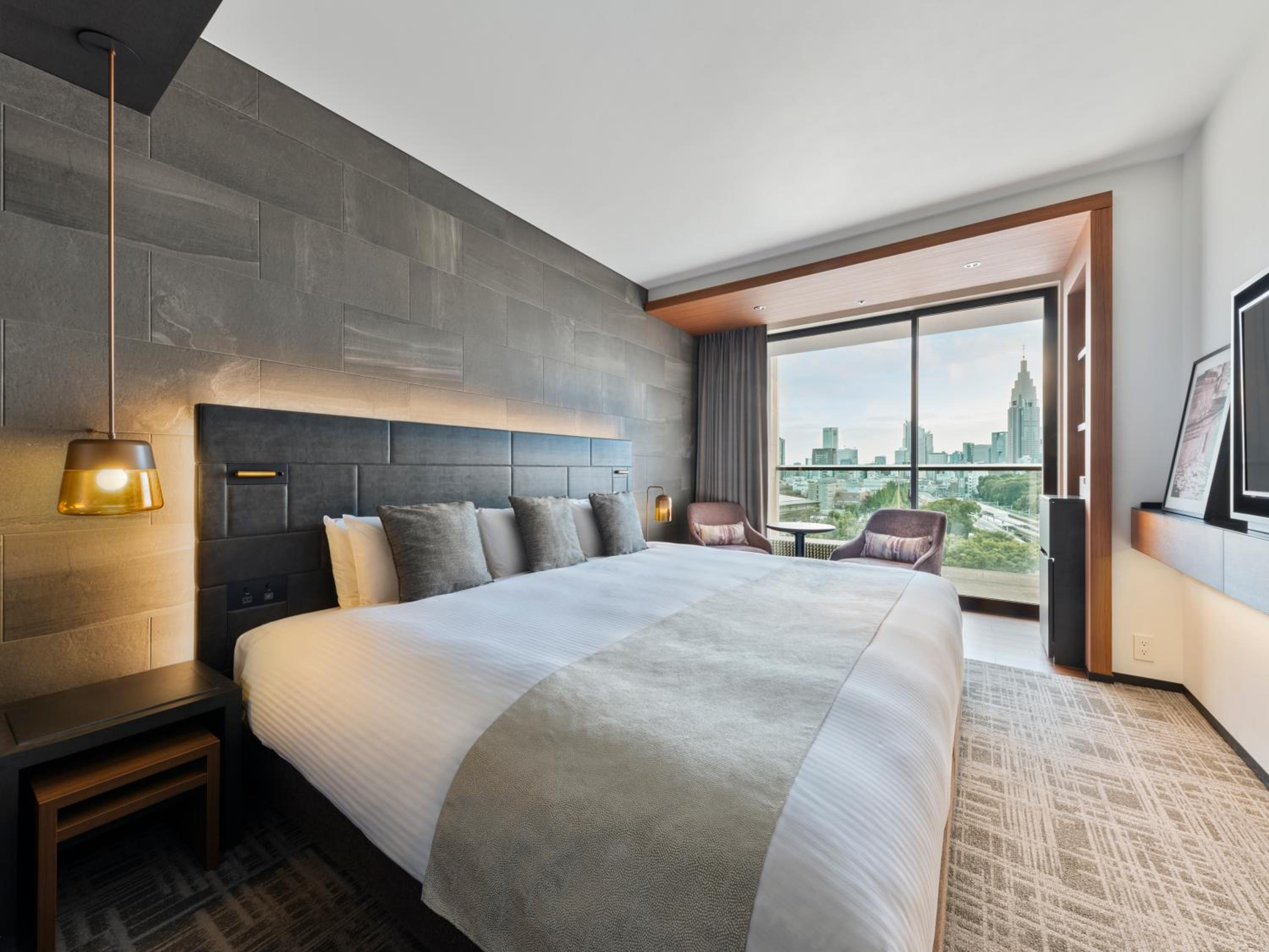 Standard Wide King Room with Balcony - Photo 4