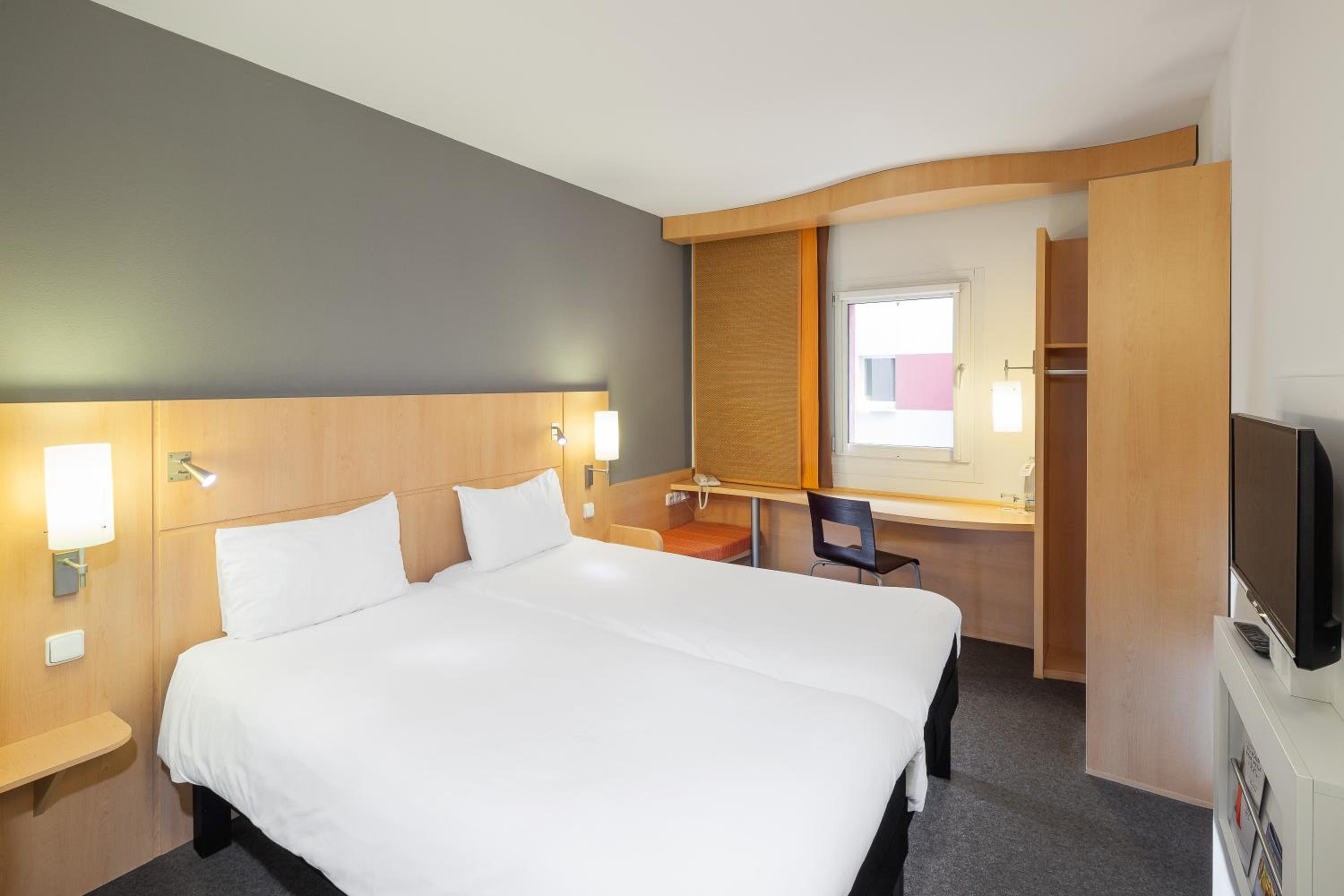 Room with 2 Single Beds - Photo 1