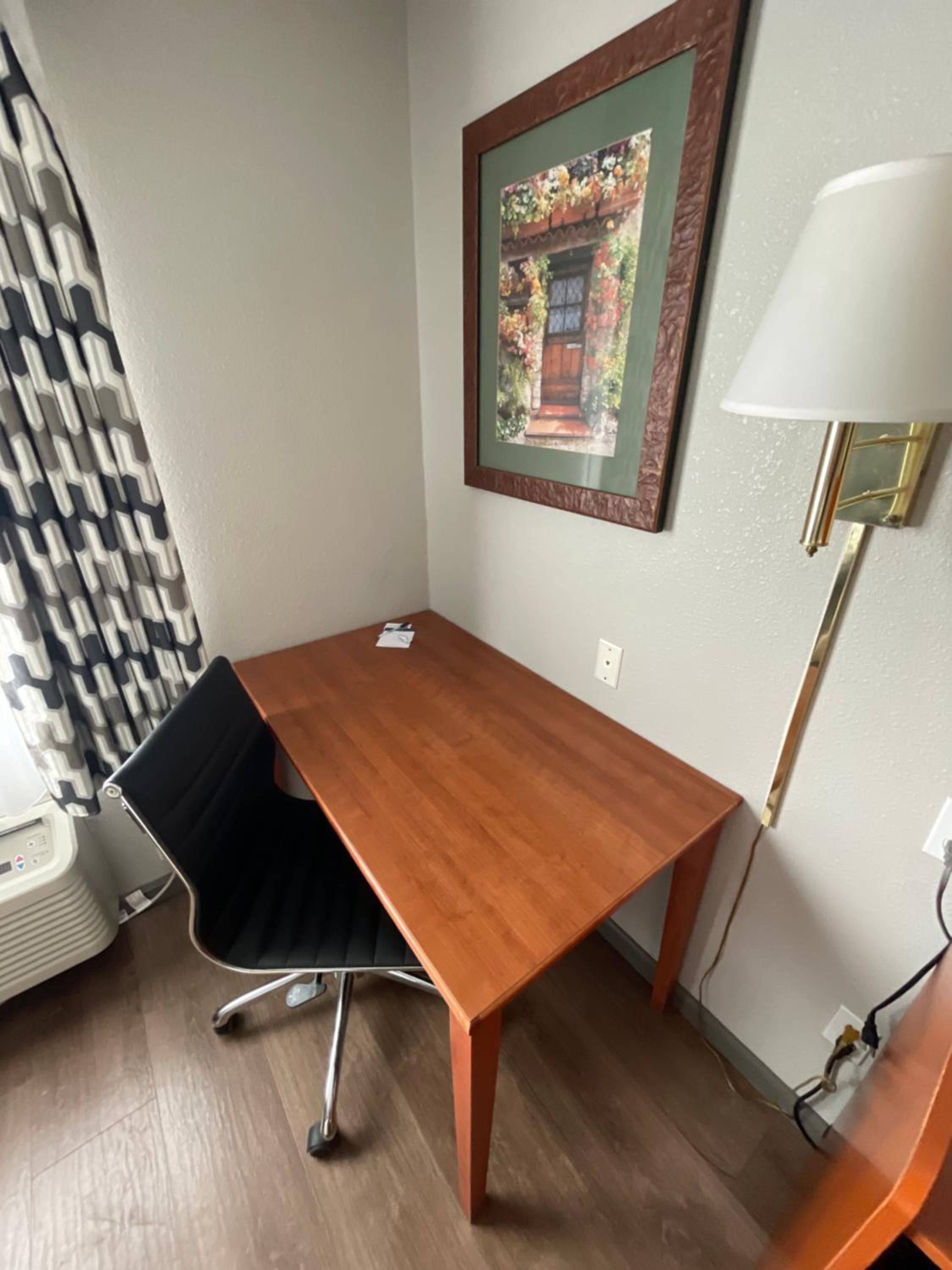 King Suite - Non-Smoking photo 2