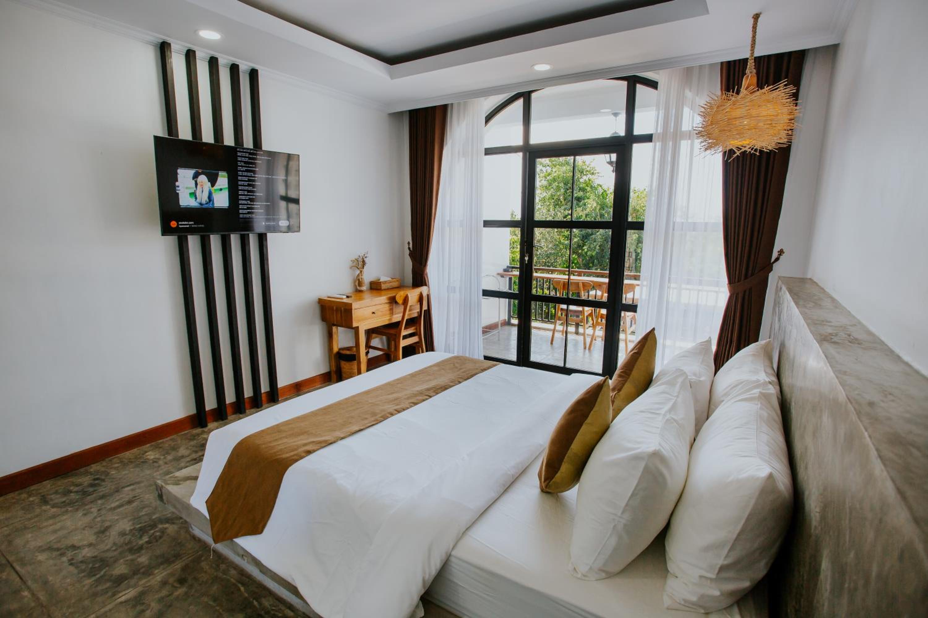 Deluxe Double Room with Balcony - Photo 3