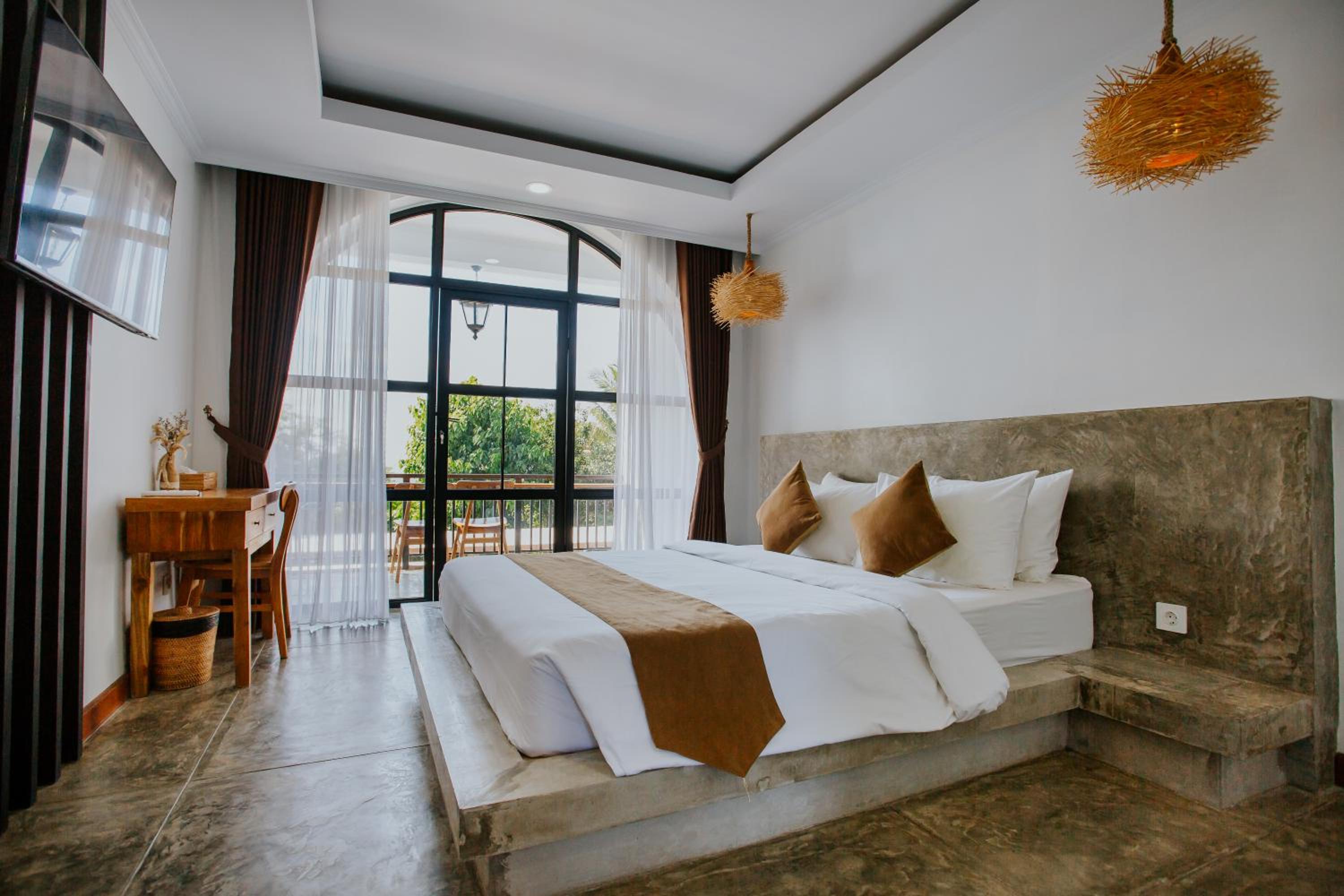 Deluxe Double Room with Balcony - Photo 4