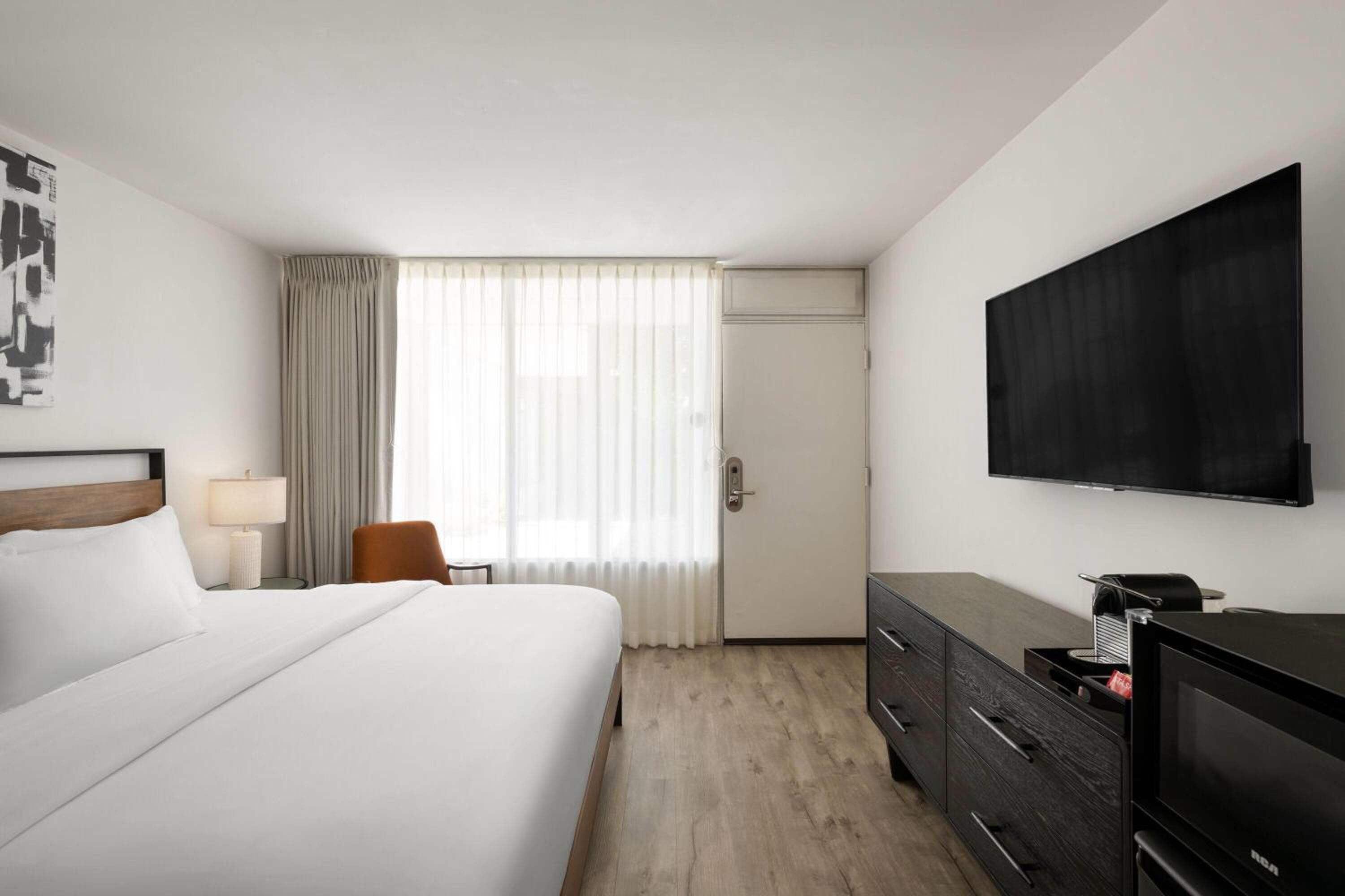 King Room with Roll-In Shower and Courtyard View - Mobility/Hearing Accessible - Non-Smoking