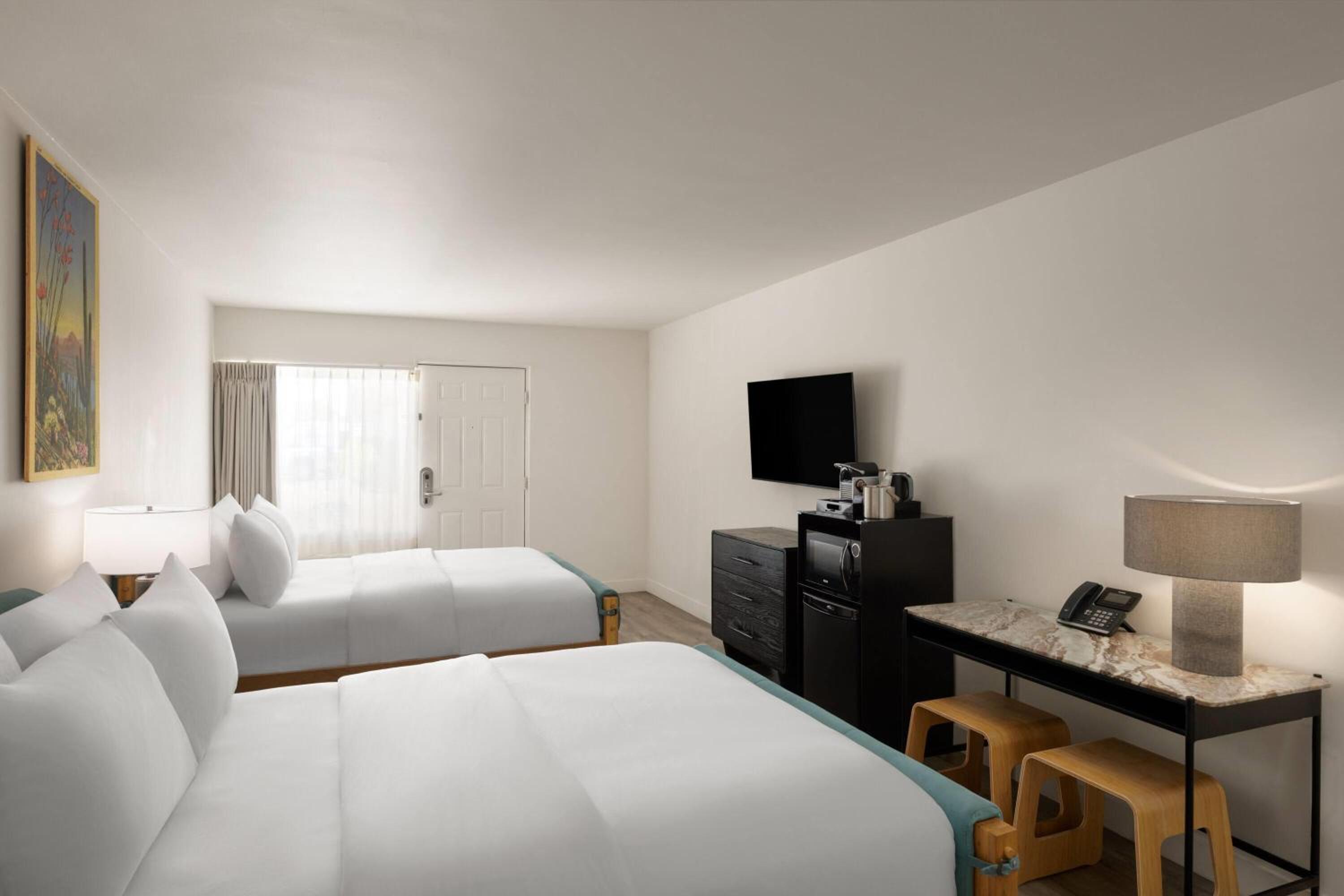 Queen Room with Two Queen Beds - Non-Smoking - Photo 2