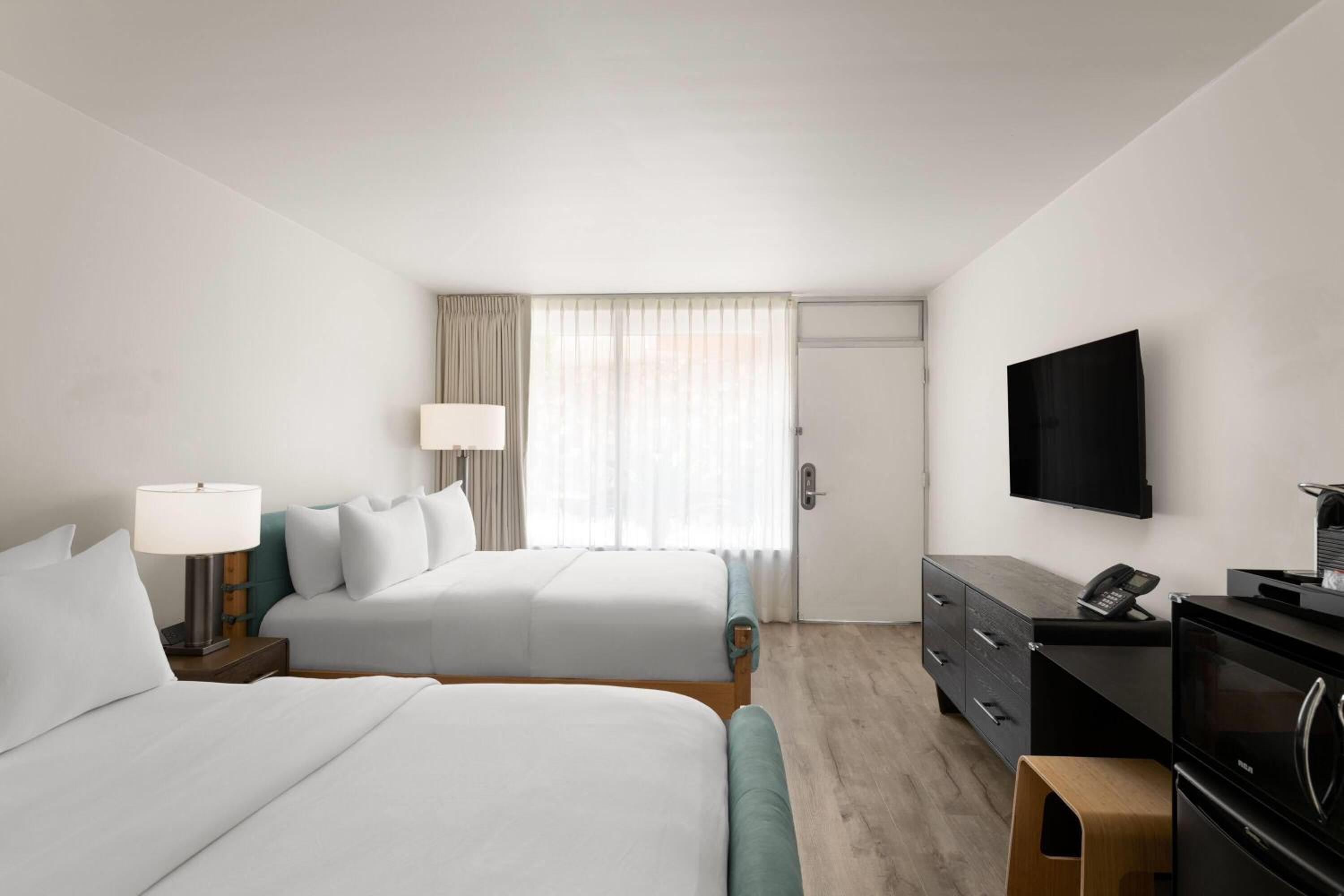 Queen Room with Two Queen Beds and Courtyard View - Non-Smoking - Photo 2