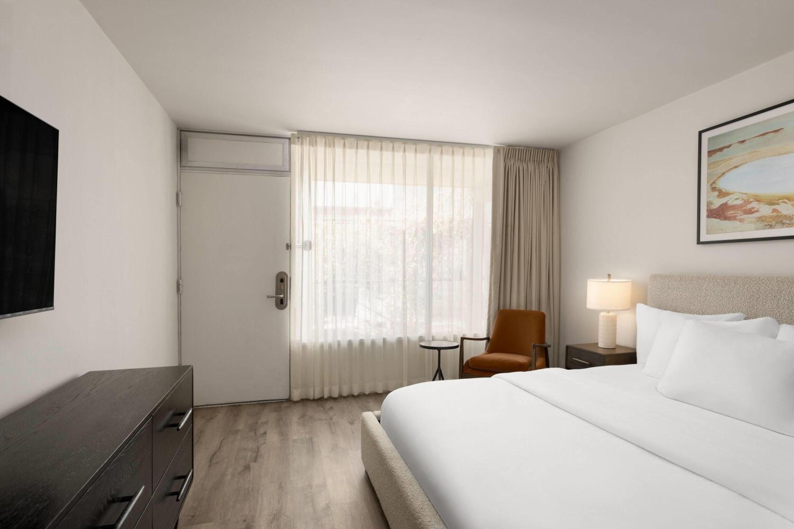 King Room with Courtyard View - Non-Smoking - Photo 4