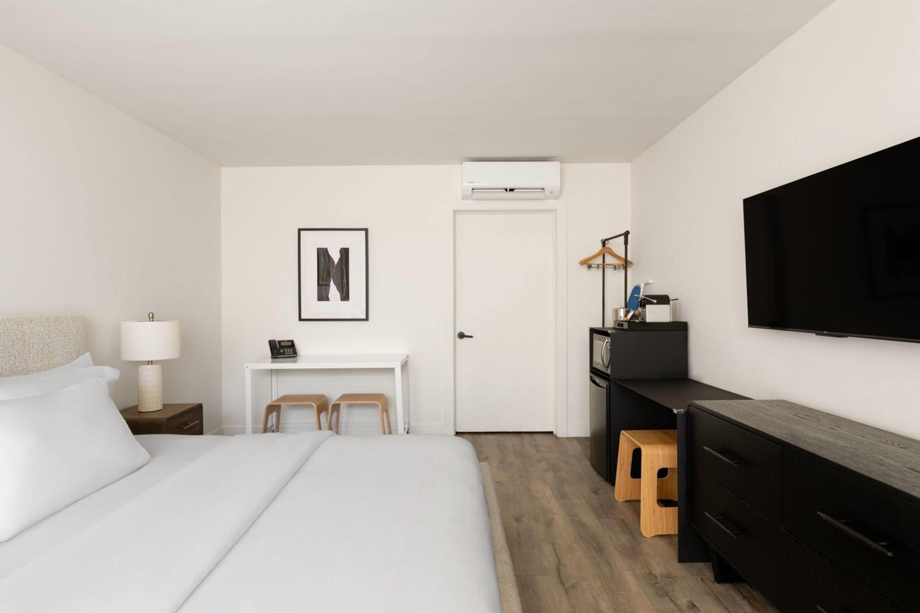 King Room with Courtyard View - Non-Smoking - Photo 5