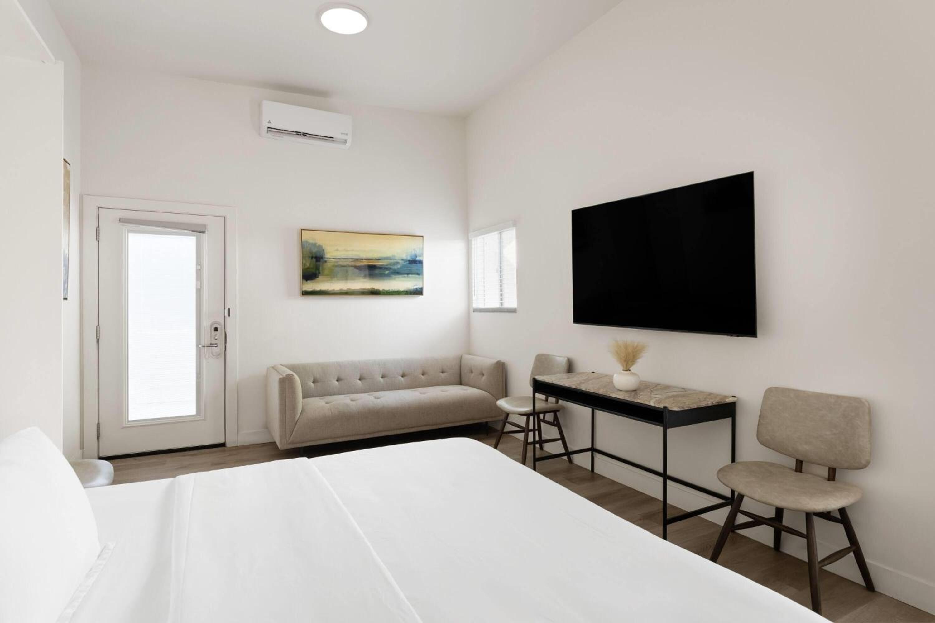 Queen Room - Non-Smoking - Photo 5