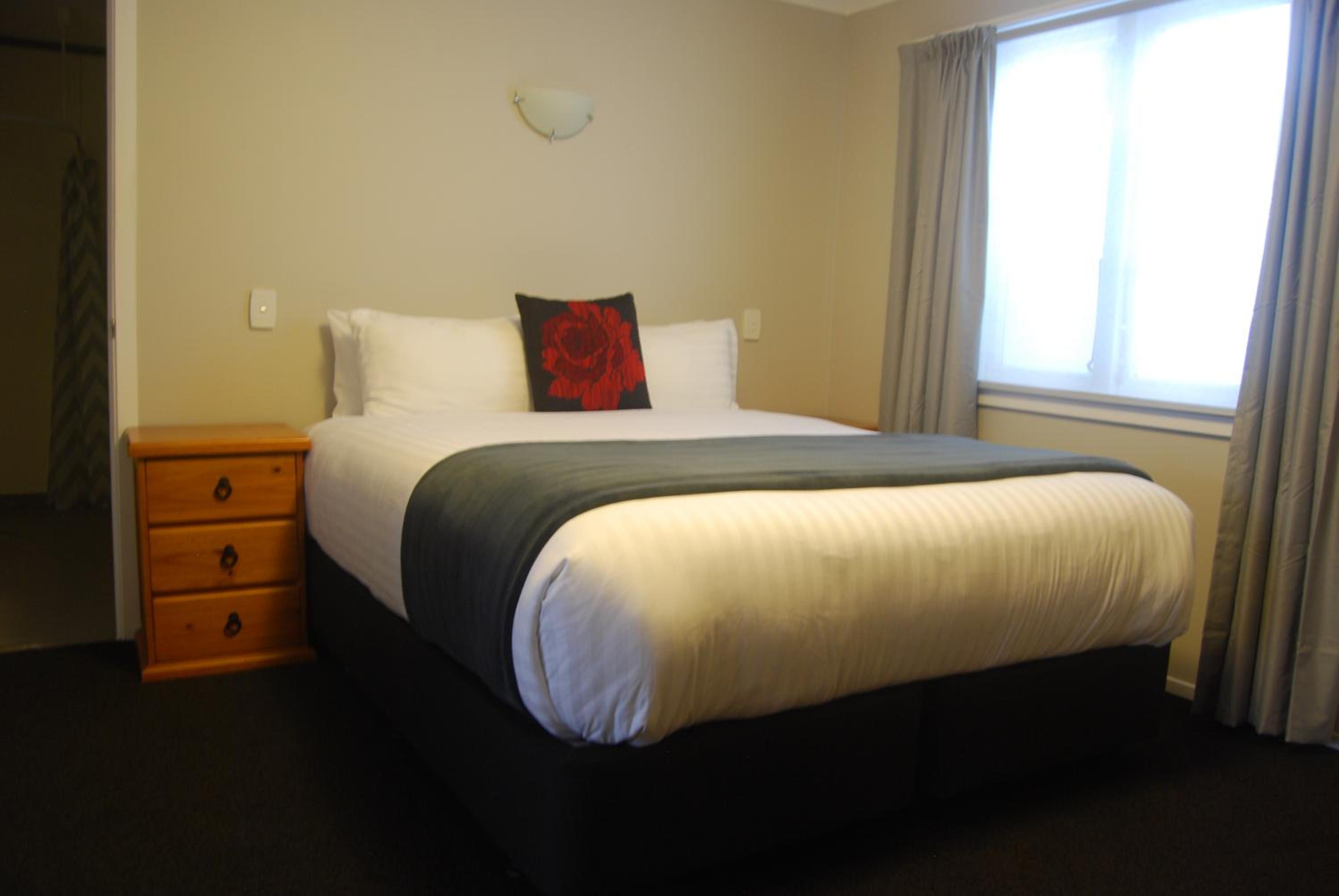 One-Bedroom Apartment with Balcony and Mountain View   photo 3