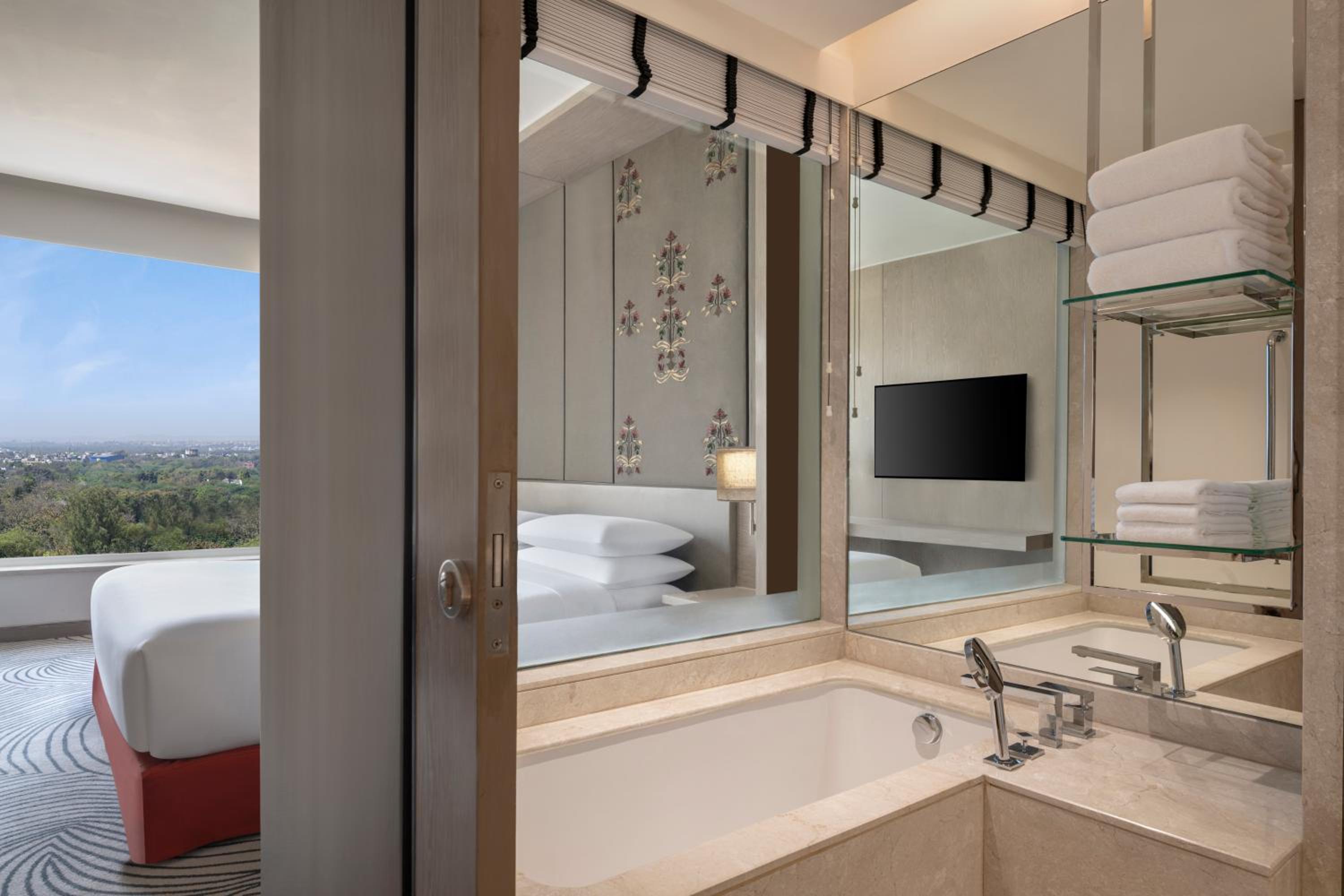 Executive Club Room, Guest room, King,  City view photo 3