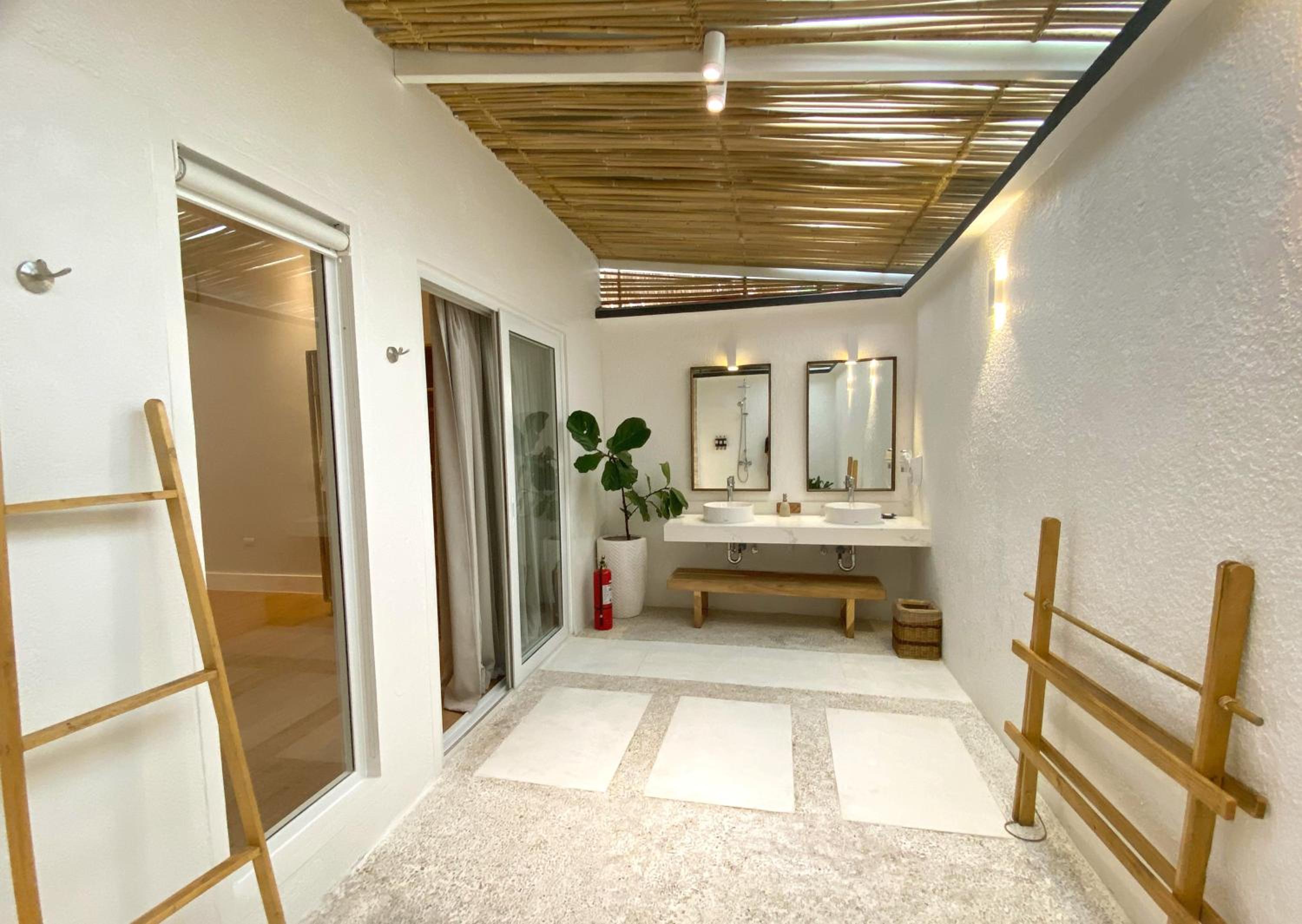  Deluxe Superior Suite - Photo 4