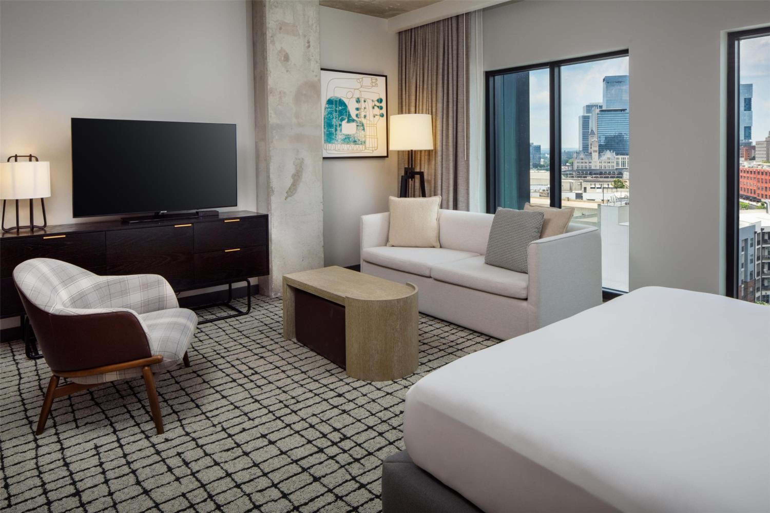 King Studio Suite with City View - Photo 2