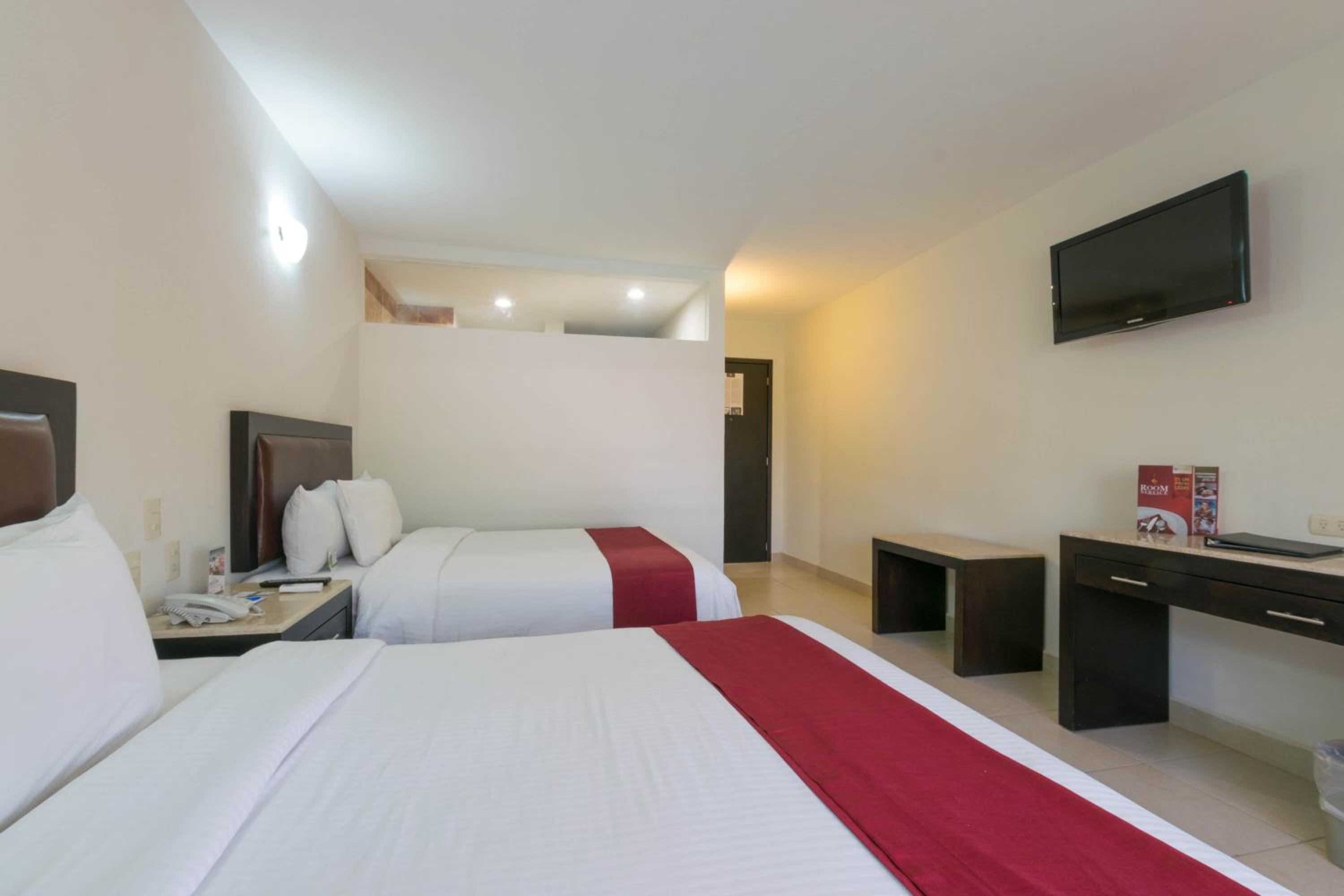Double Room with Two Double Beds - Photo 3