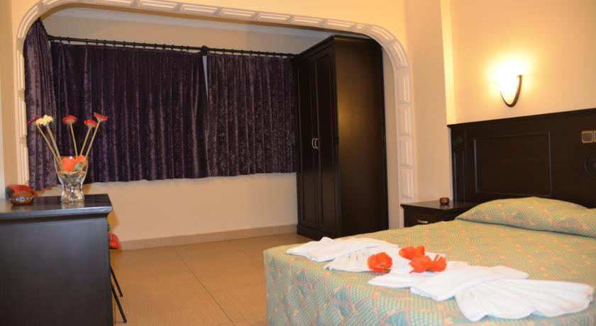Standard Family Room - Photo 3