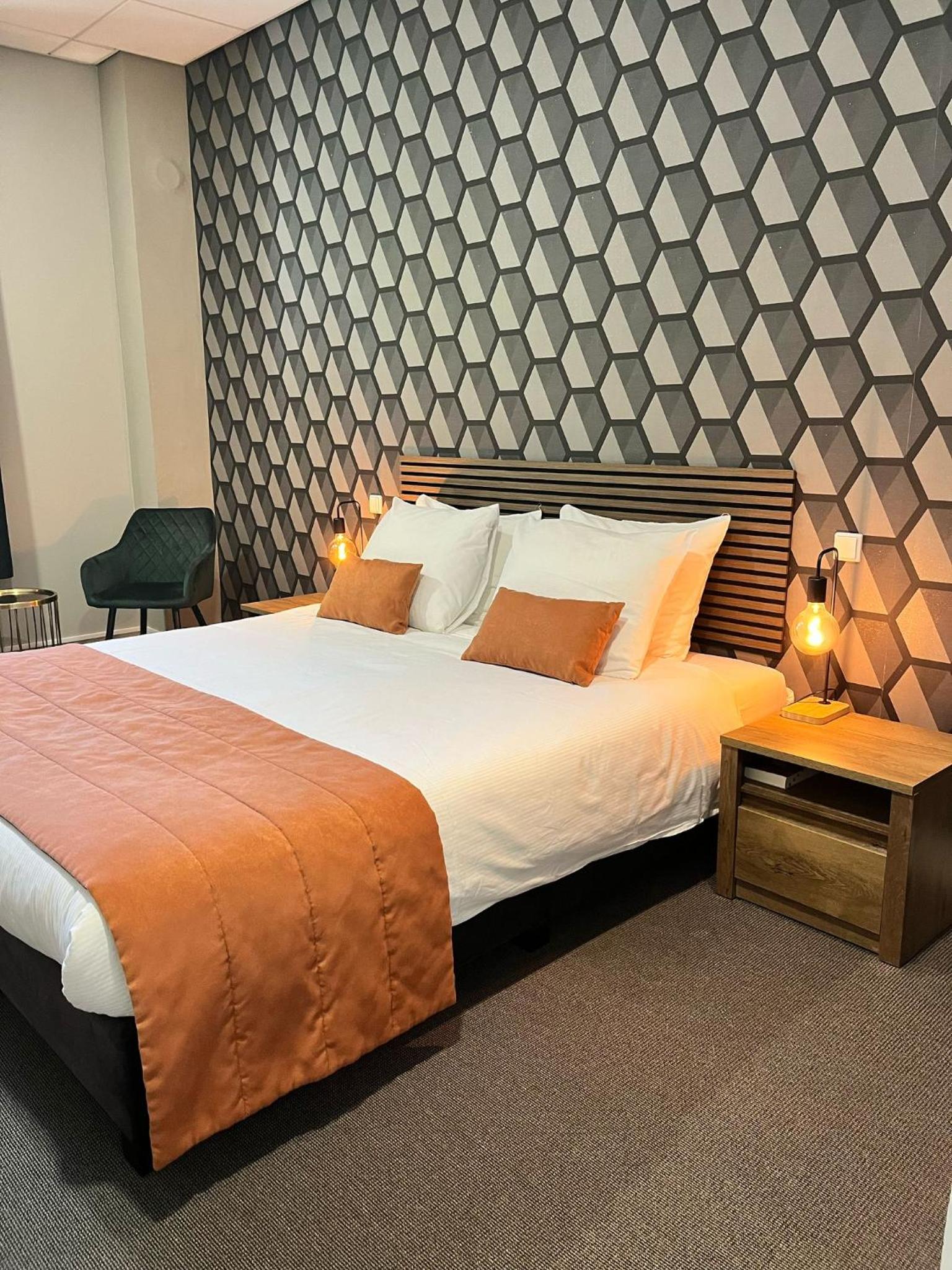 Queen Room photo 1