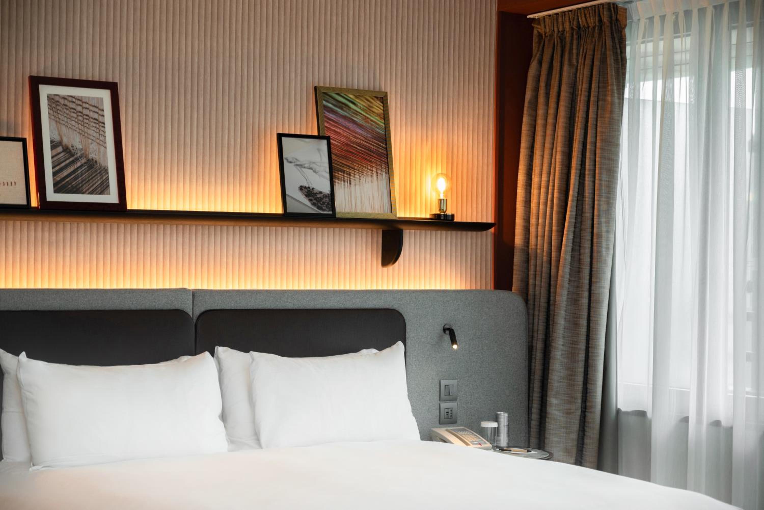 King Executive Grand Room thumbnail 6