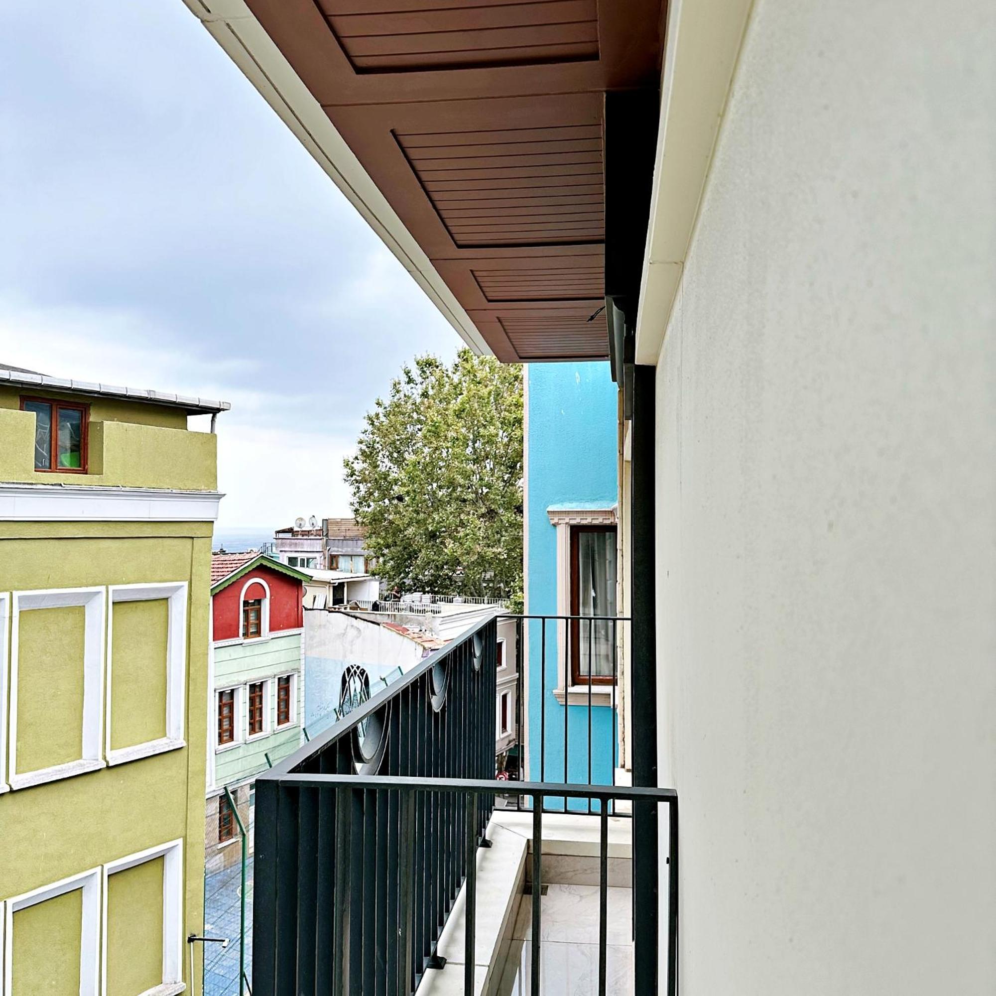 Queen Double Room with Partial Sea View and Balcony  photo 2