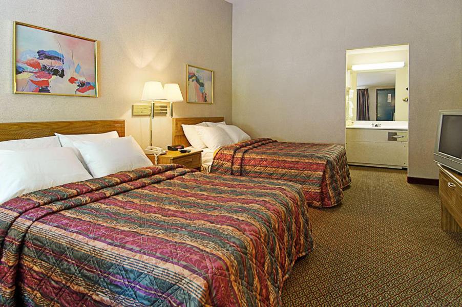 Queen Room with Two Queen Beds - Non-Smoking photo 1