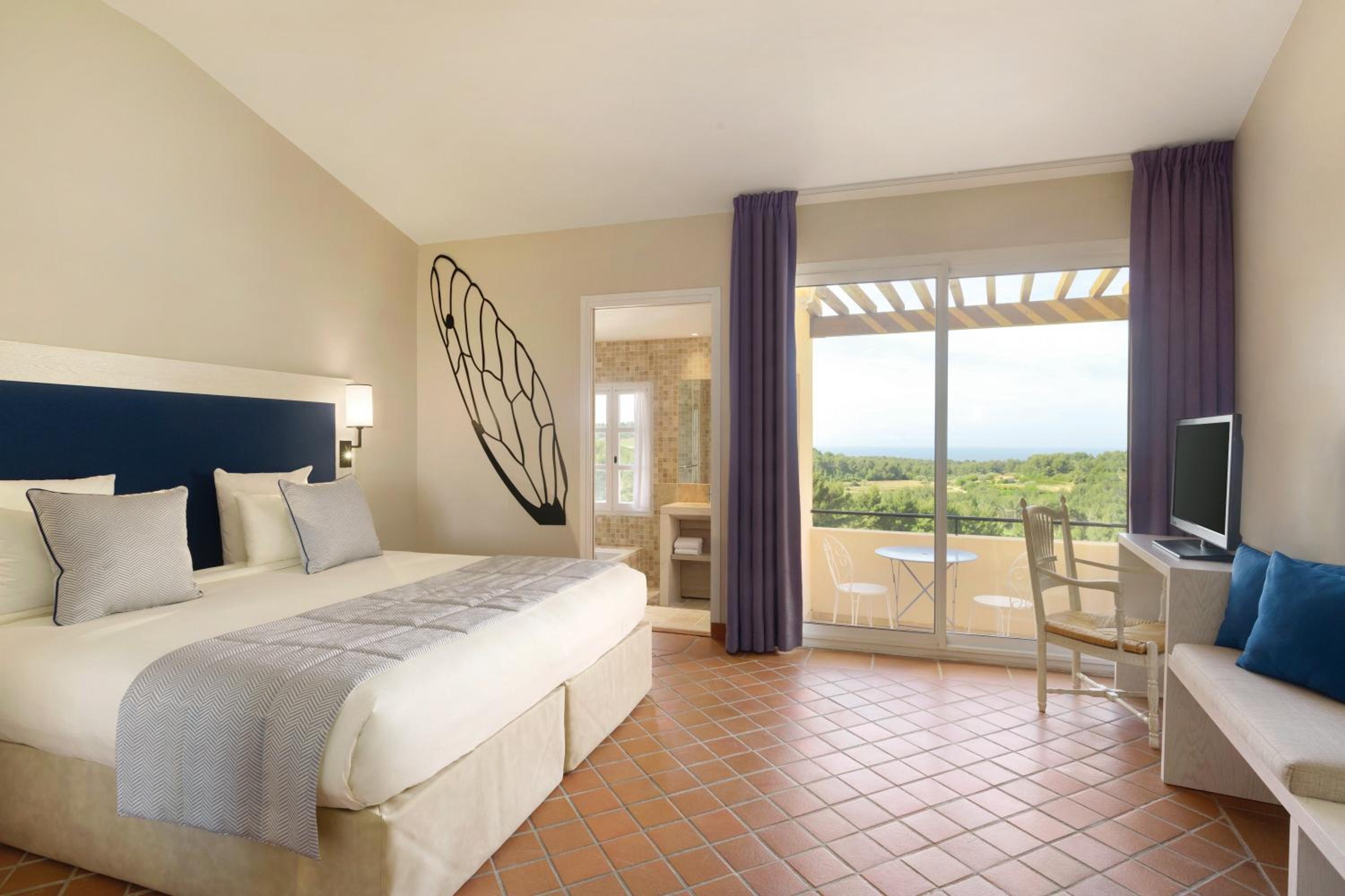 Deluxe Room with Sea and Golf Course View - Photo 8
