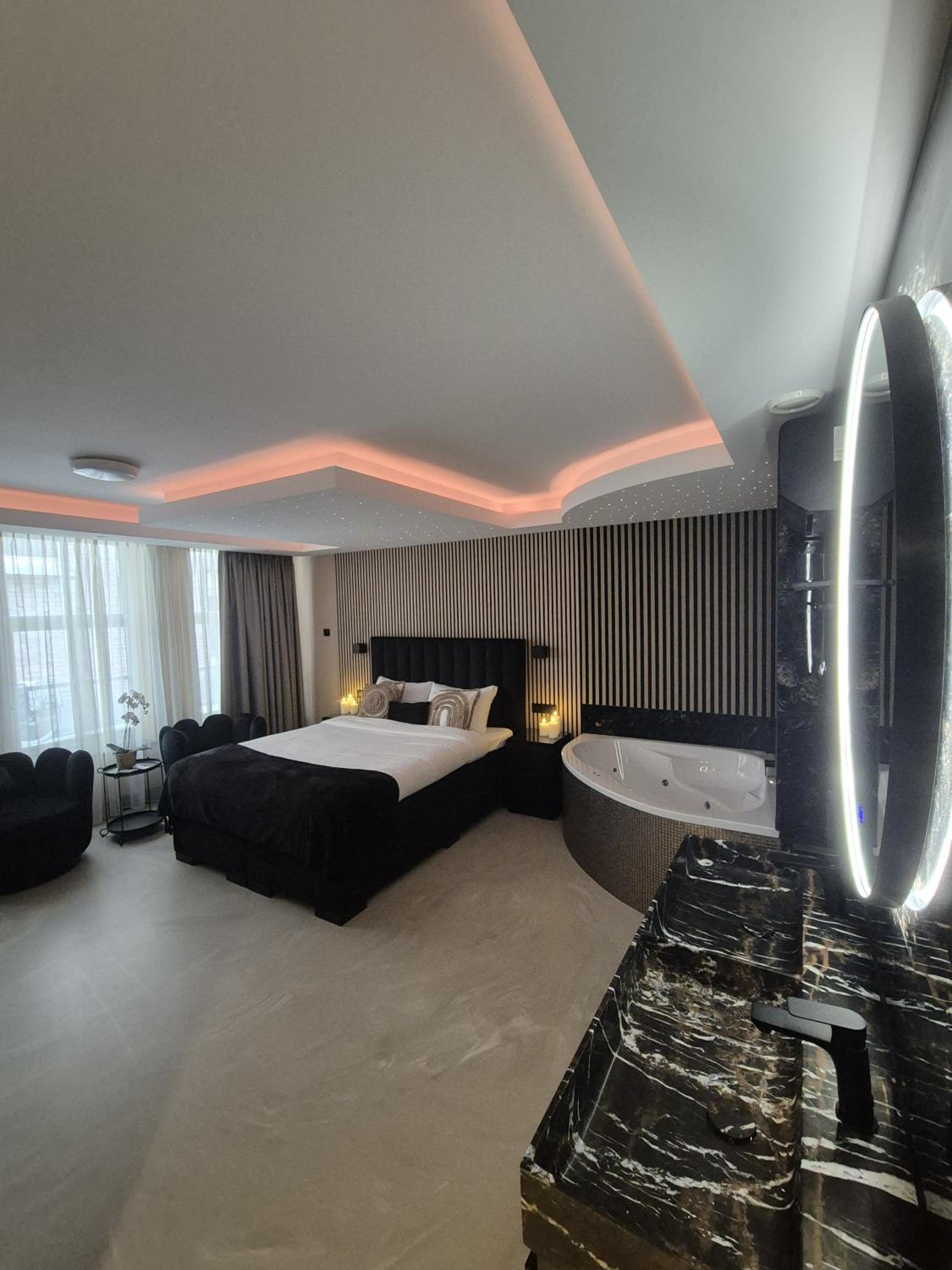 Deluxe Suite with Spa Bath photo 1