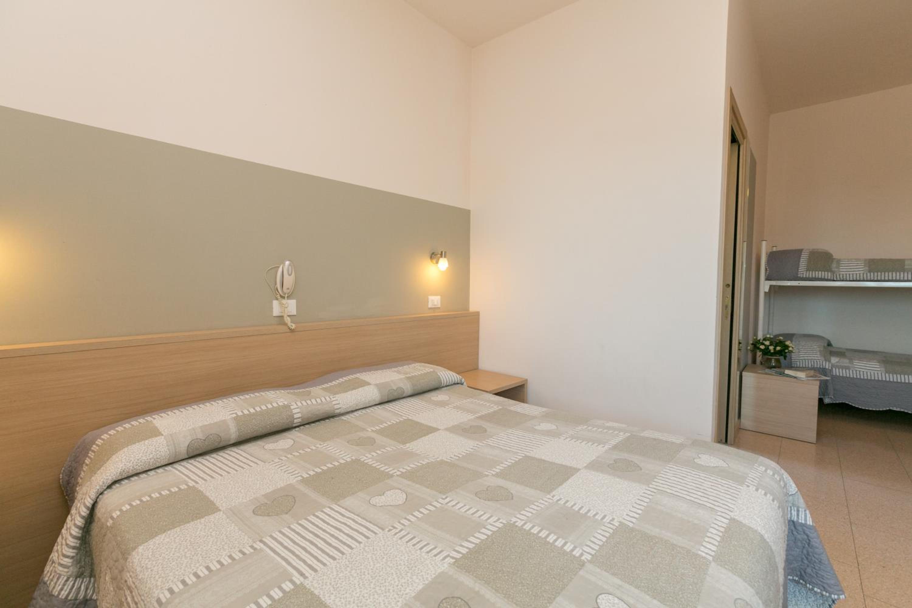 Quadruple Room - Photo 7