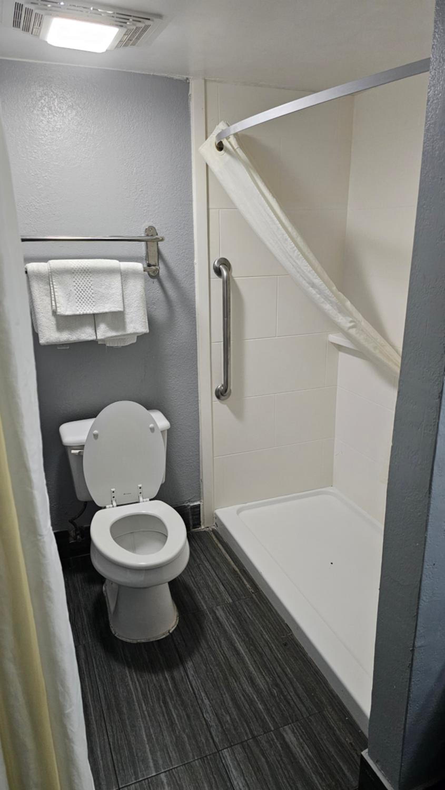 King Room - Accessible/Non-Smoking - Photo 4